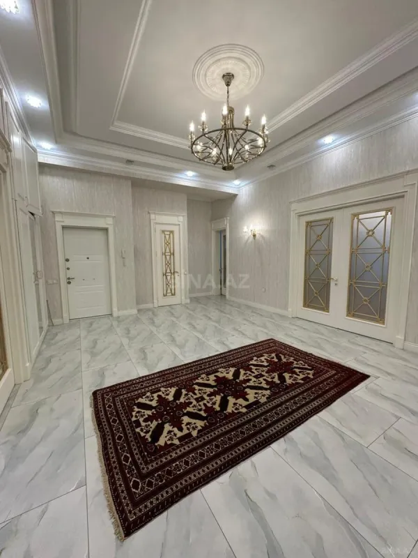 Satılır 4 otaqlı mənzil 230 m²