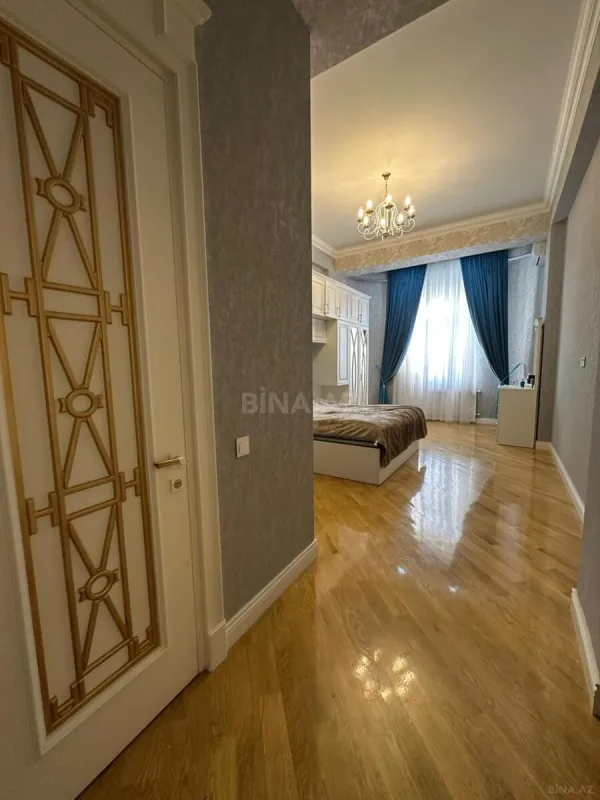 Satılır 4 otaqlı mənzil 230 m²