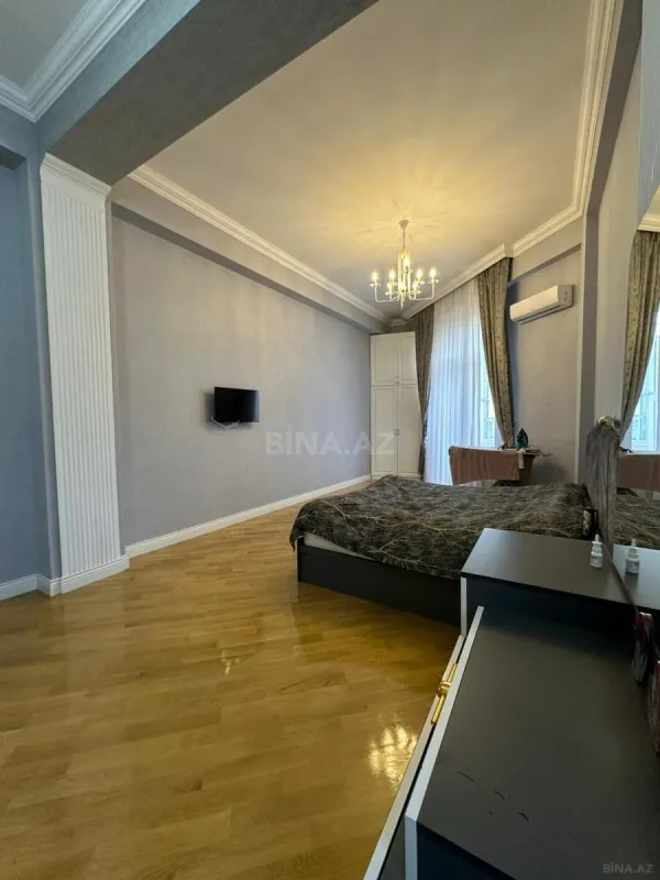 Satılır 4 otaqlı mənzil 230 m²