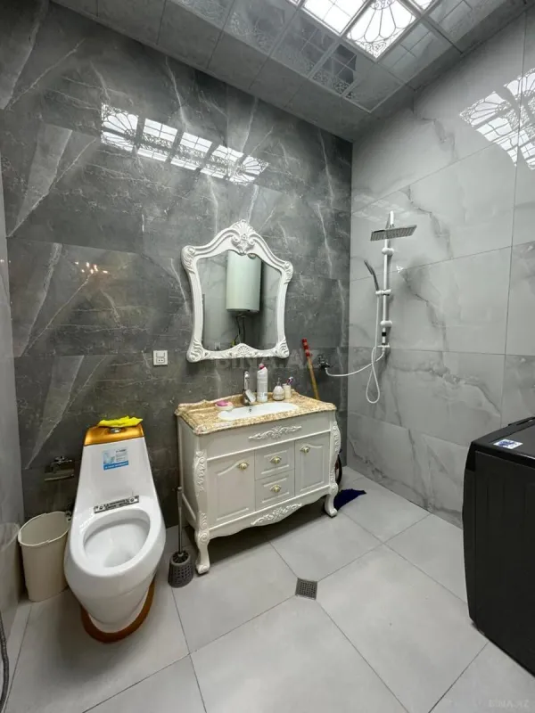 Satılır 4 otaqlı mənzil 230 m²