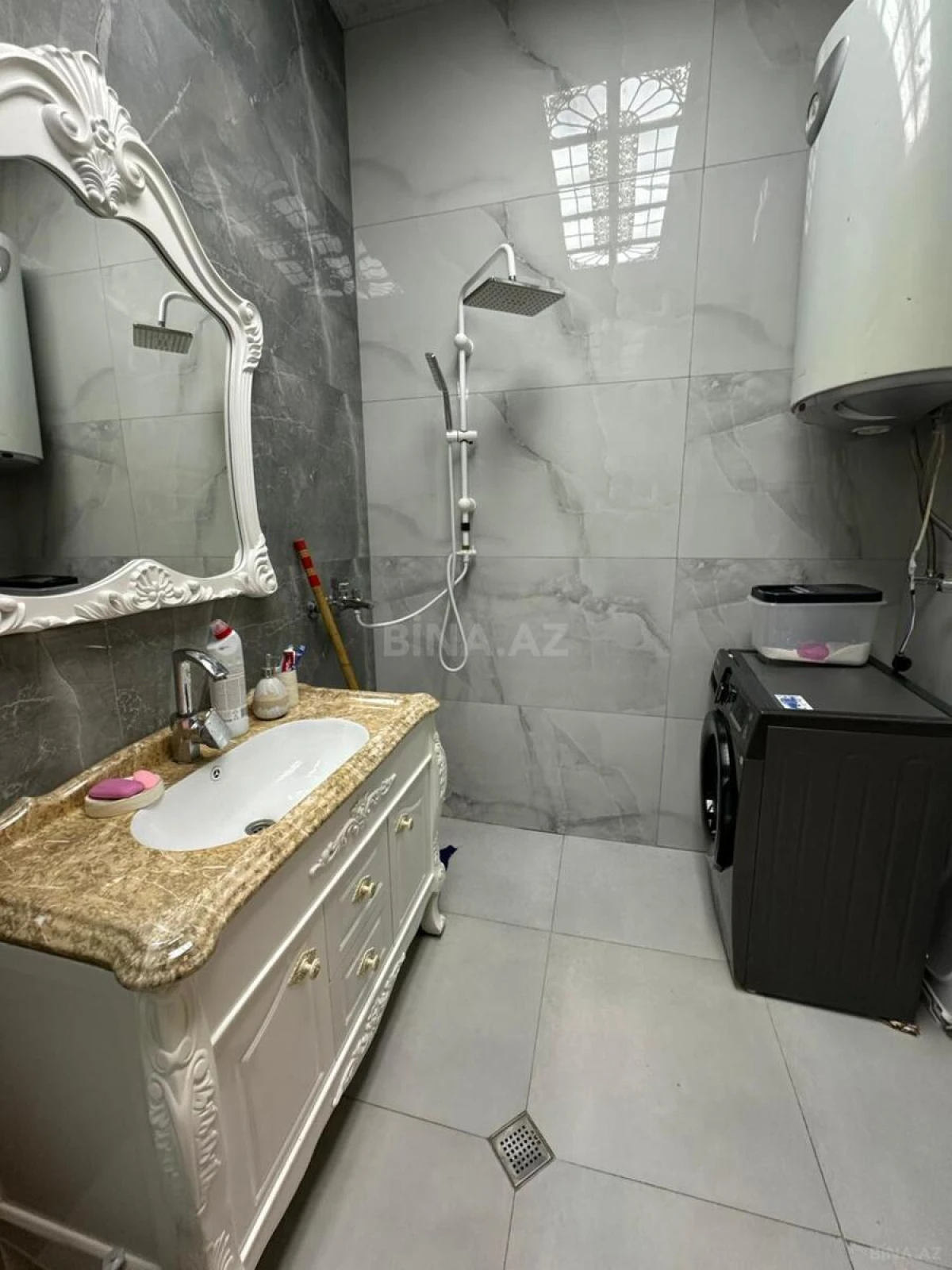 Satılır 4 otaqlı mənzil 230 m²