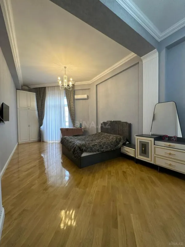 Satılır 4 otaqlı mənzil 230 m²