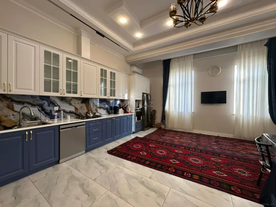 Satılır 4 otaqlı mənzil 230 m²
