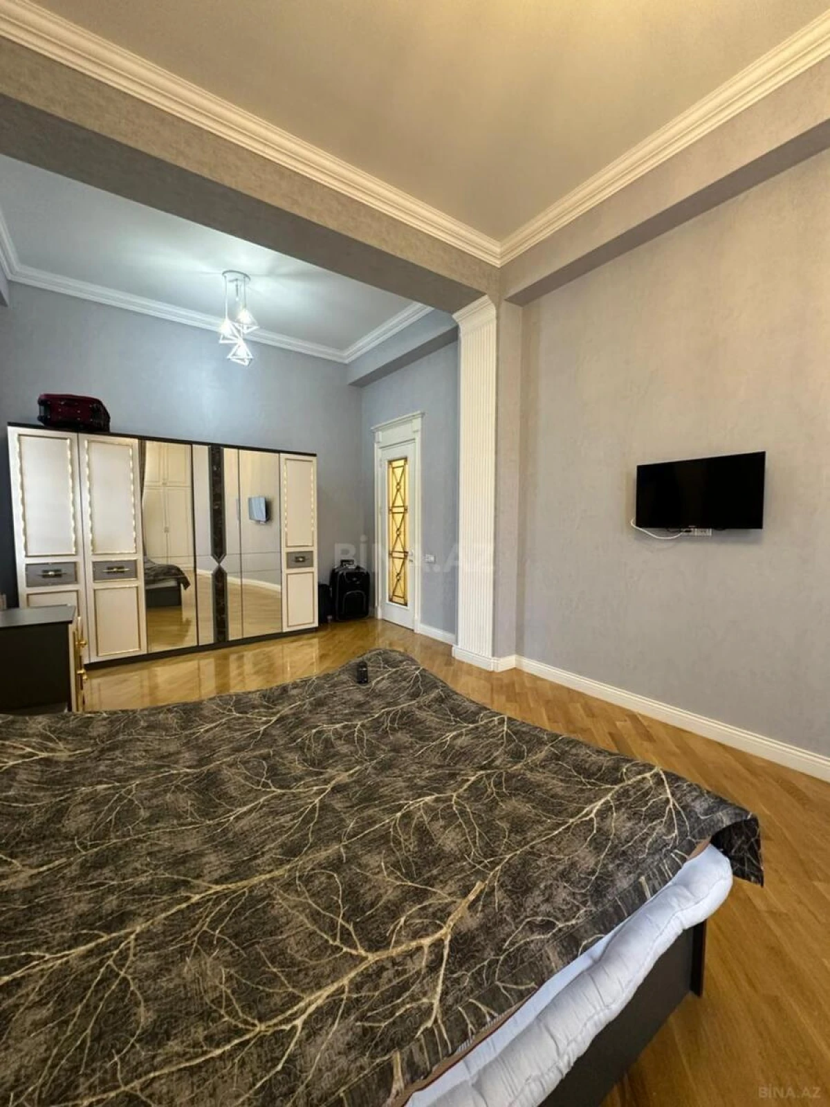 Satılır 4 otaqlı mənzil 230 m²