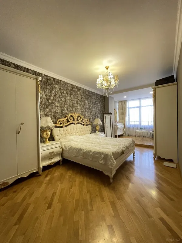 Satılır 4 otaqlı mənzil 170 m²