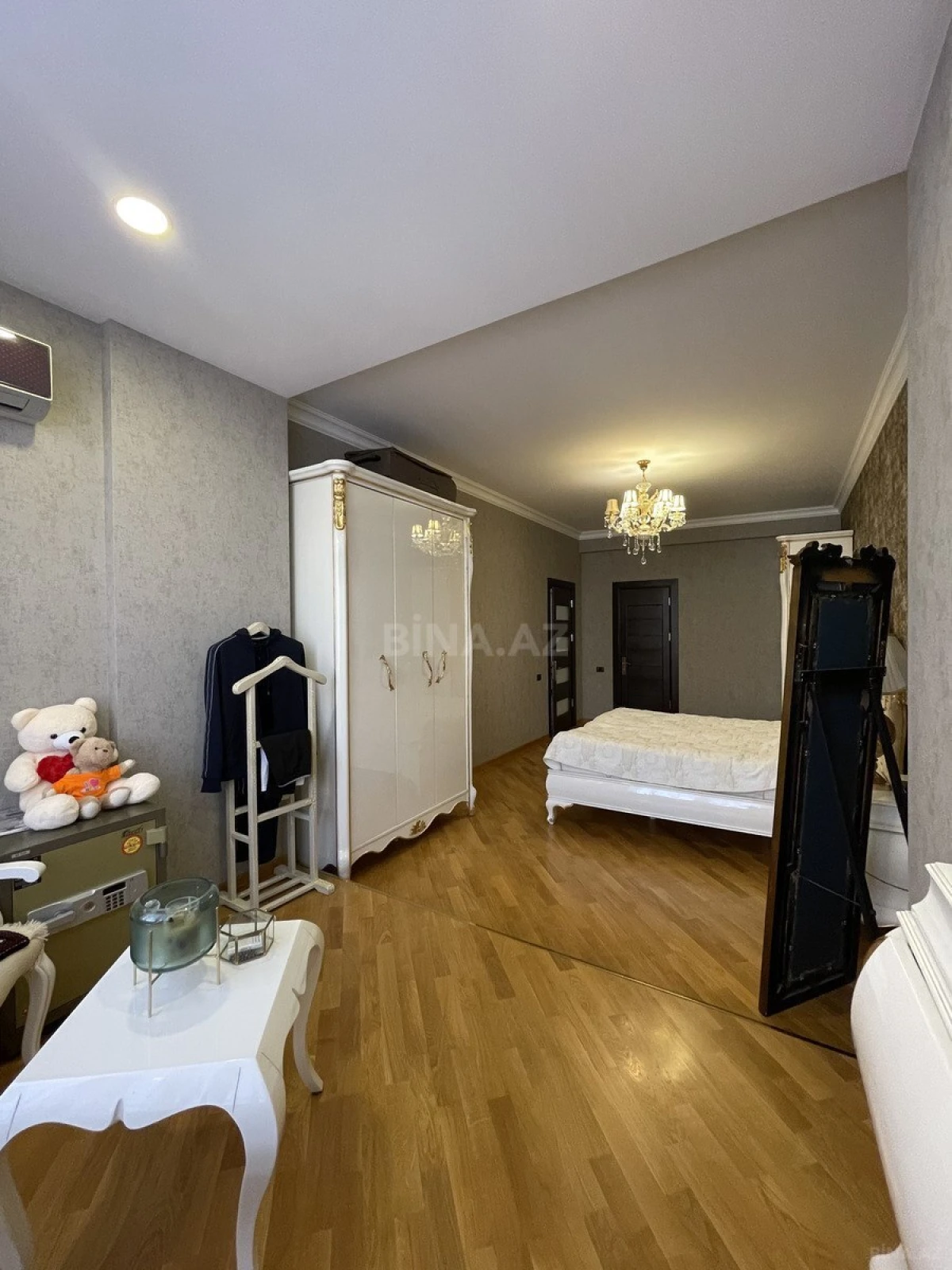 Satılır 4 otaqlı mənzil 170 m²