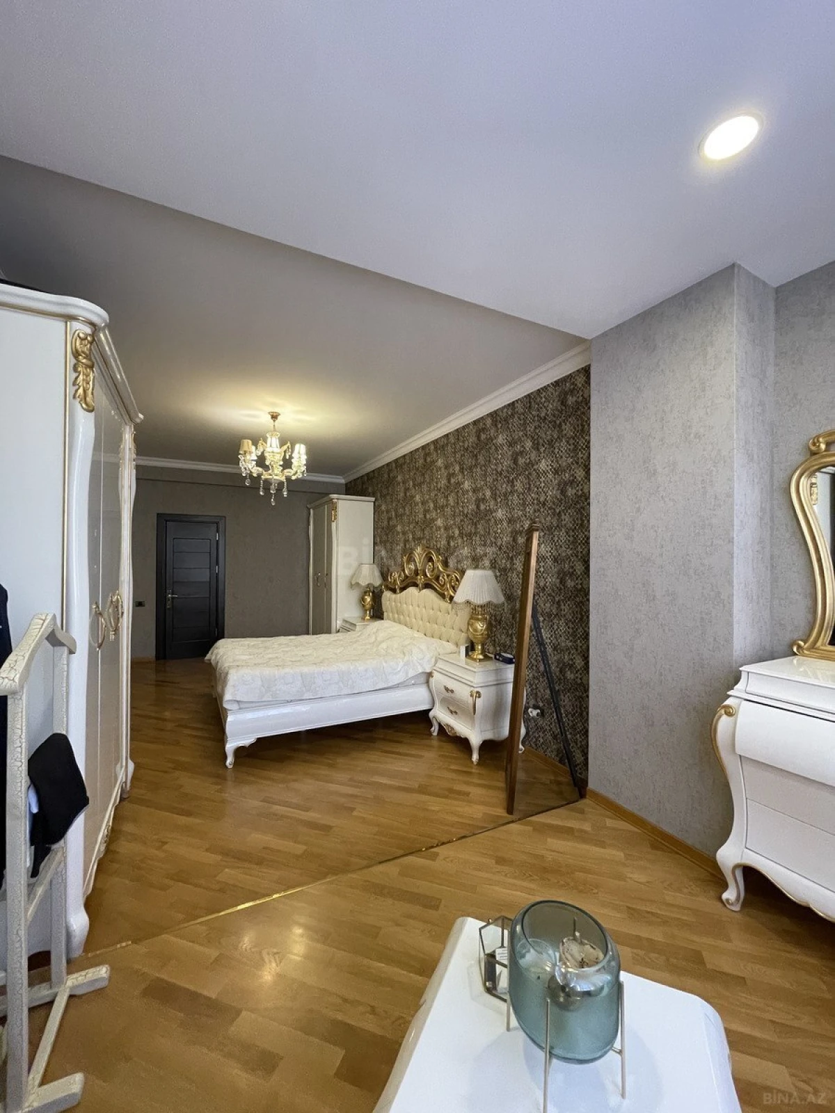 Satılır 4 otaqlı mənzil 170 m²