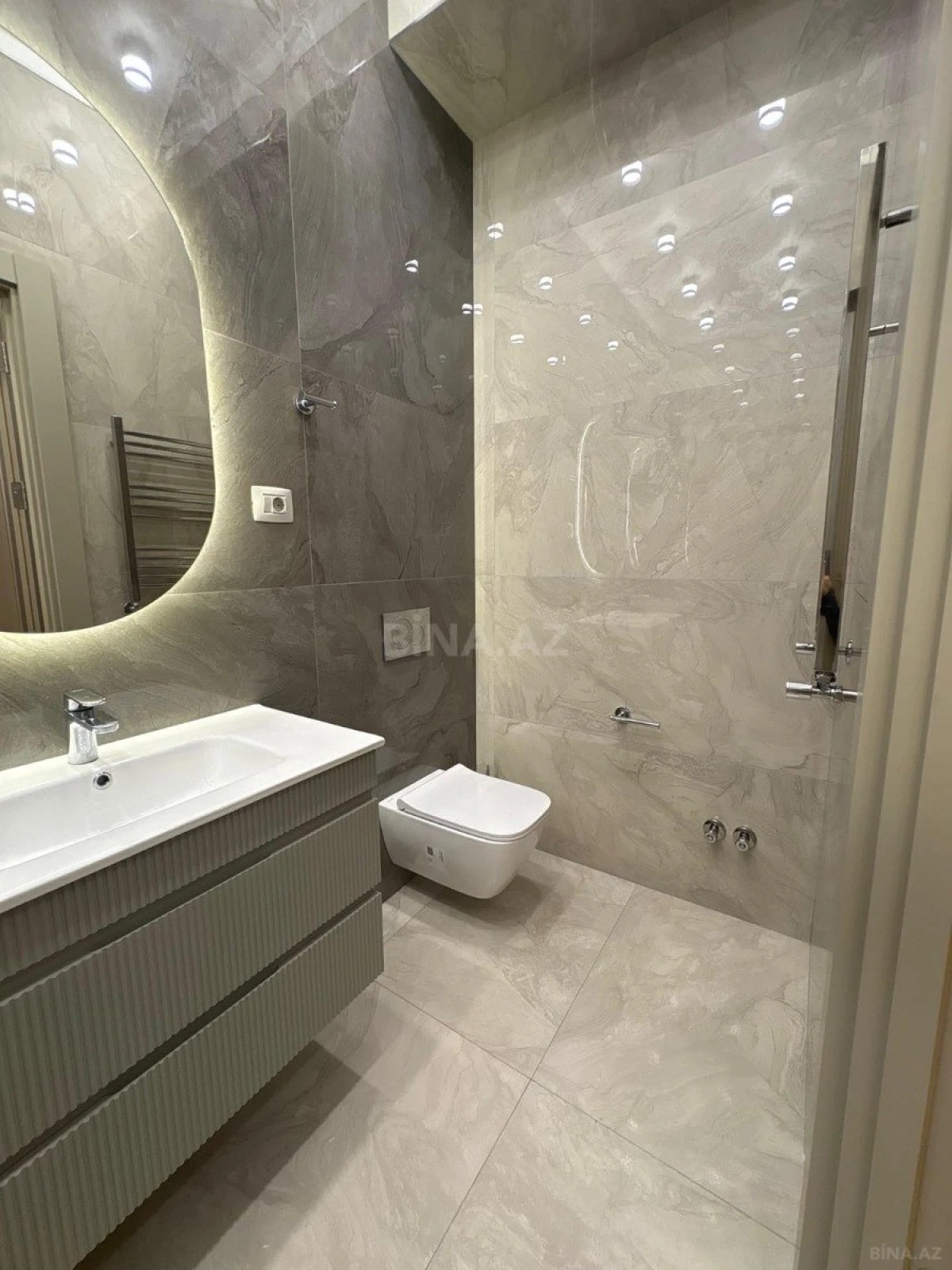 Satılır 4 otaqlı mənzil 120 m²