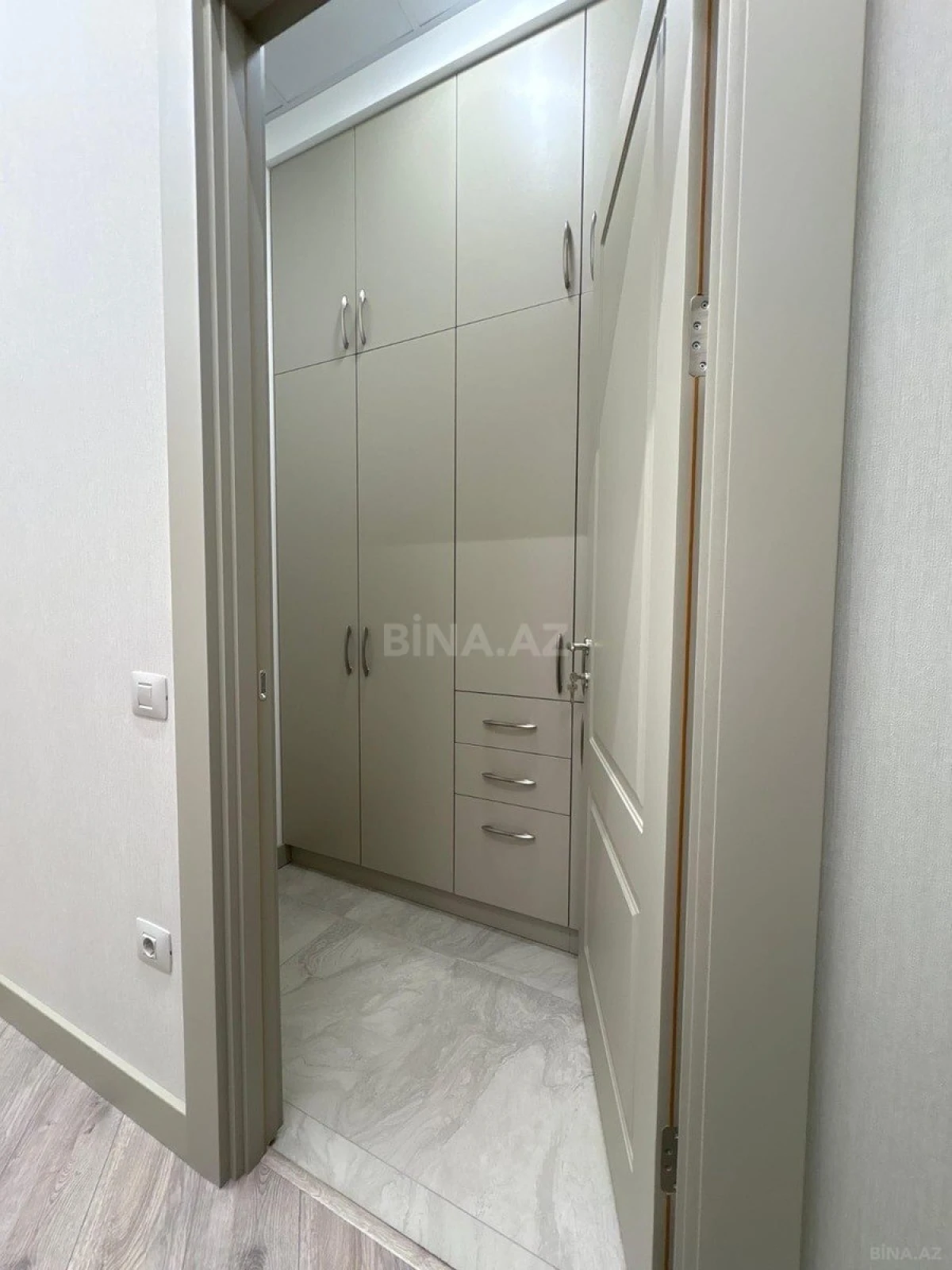 Satılır 4 otaqlı mənzil 120 m²
