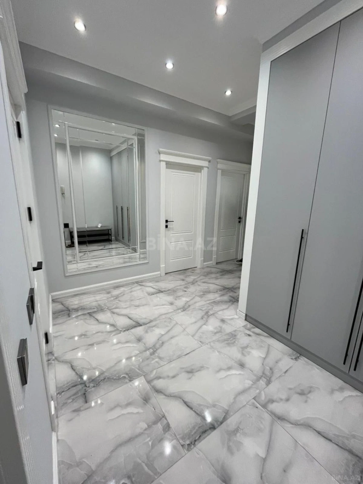 Satılır 2 otaqlı mənzil 70 m²