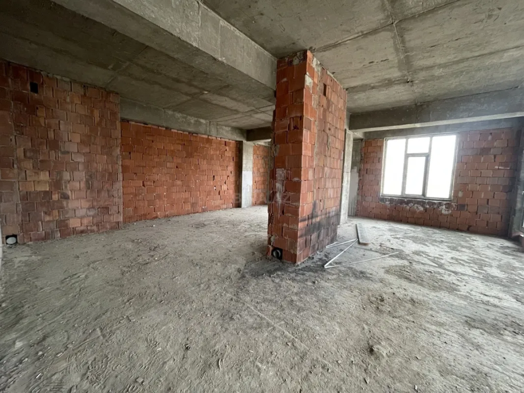 Satılır 4 otaqlı mənzil 145 m²