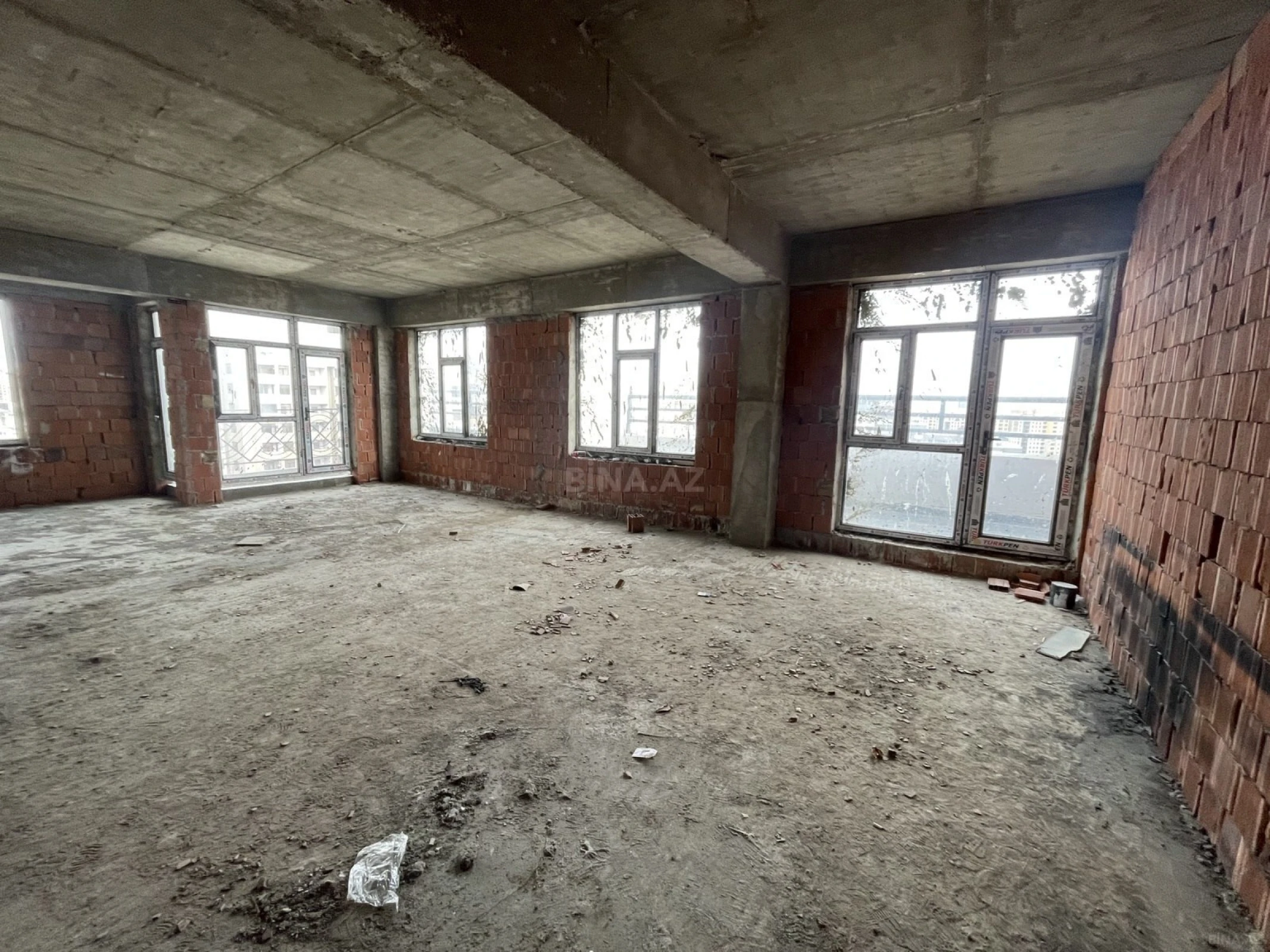 Satılır 4 otaqlı mənzil 145 m²