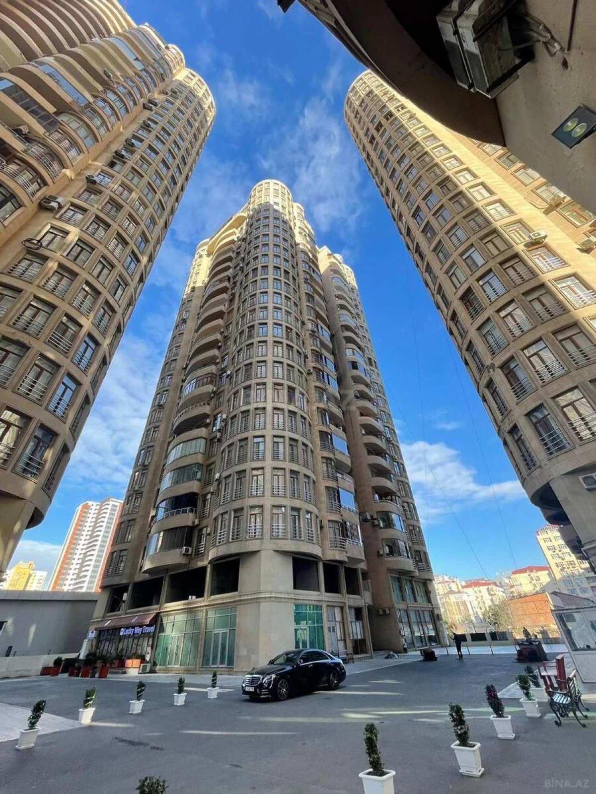Satılır 3 otaqlı mənzil 145 m²