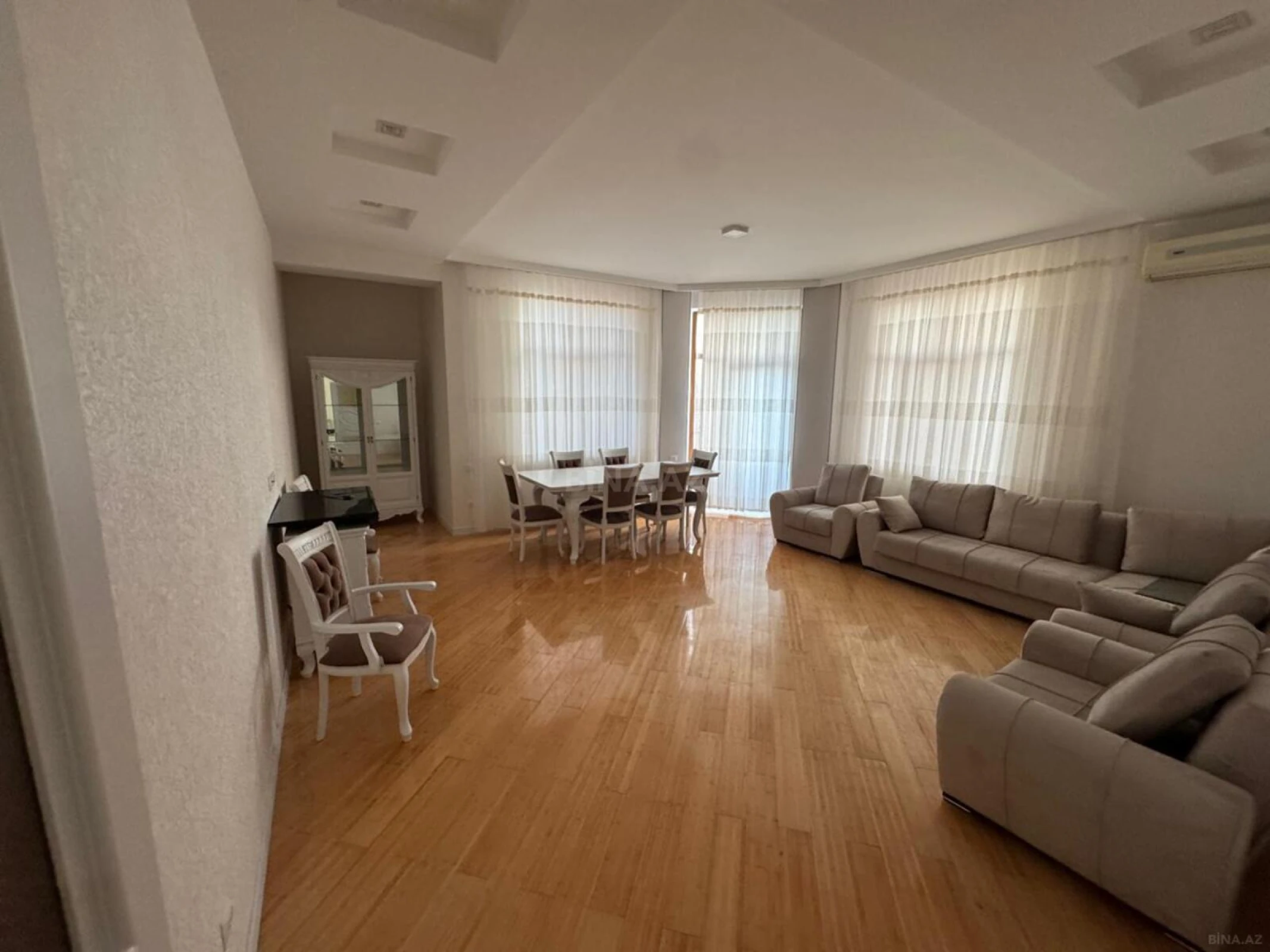 Kirayə verilir 3 otaqlı mənzil 180 m²