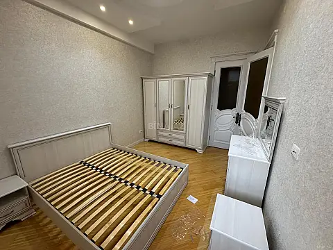 Kirayə verilir 3 otaqlı mənzil 180 m²