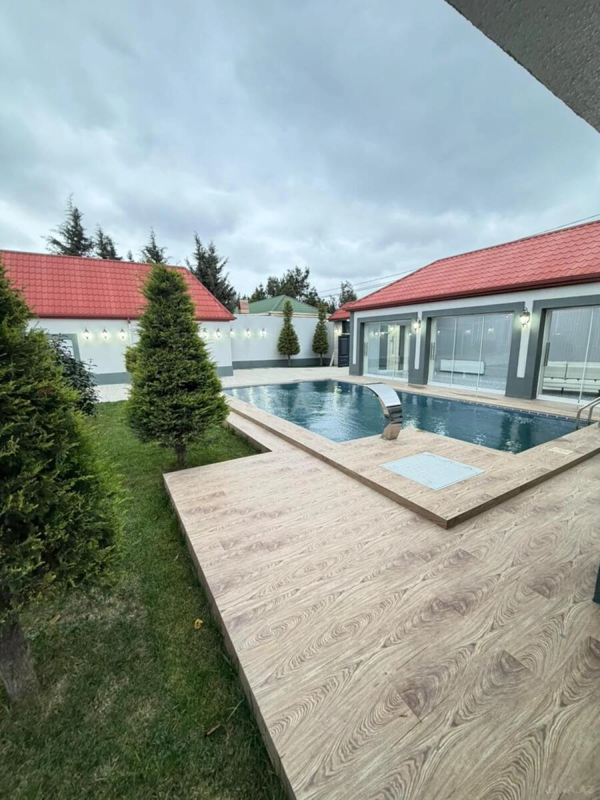 Satılır 5 otaqlı həyət evi 265 m²