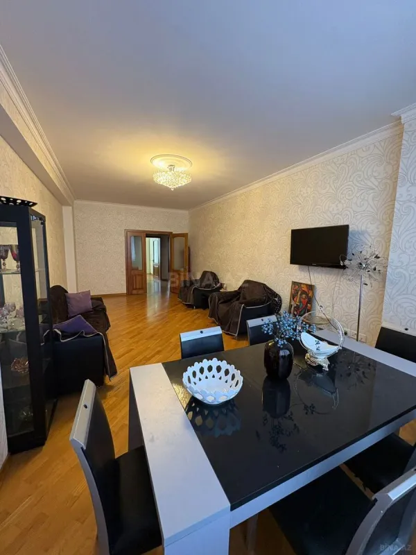 Satılır 3 otaqlı mənzil 121 m²