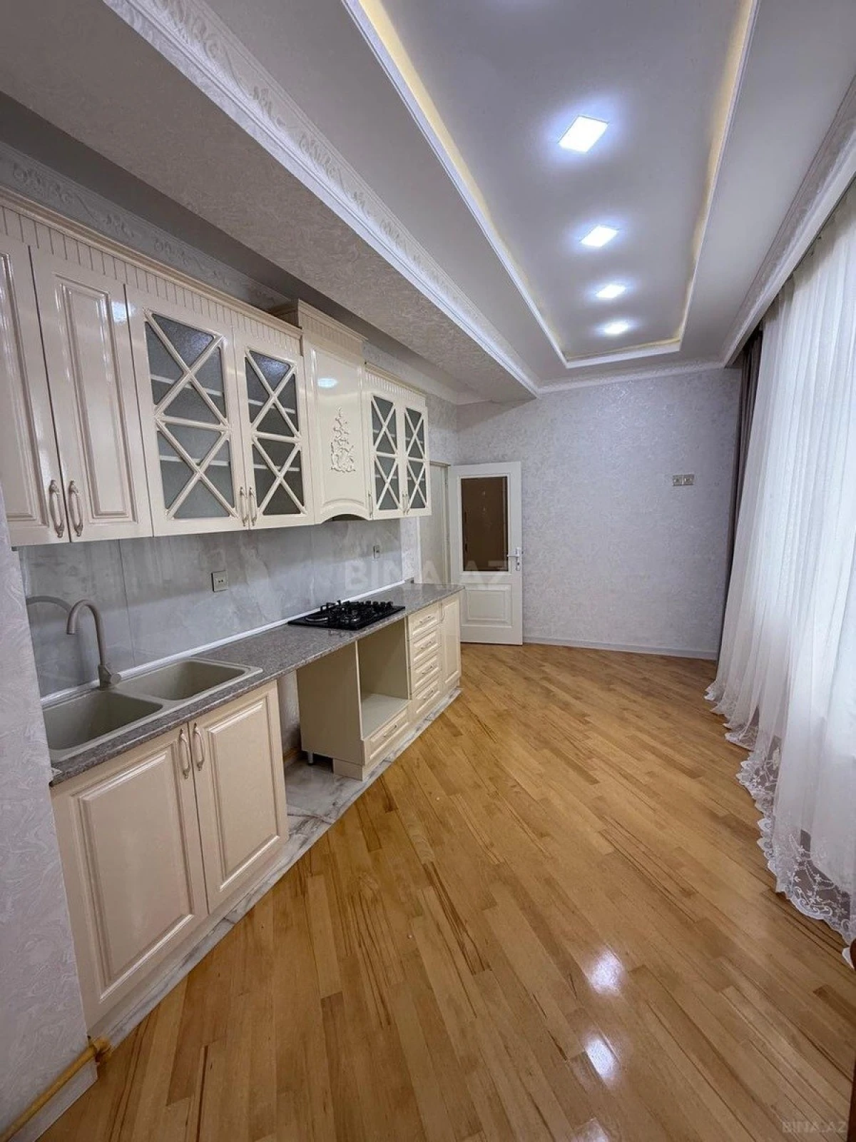 Satılır 3 otaqlı mənzil 112 m²