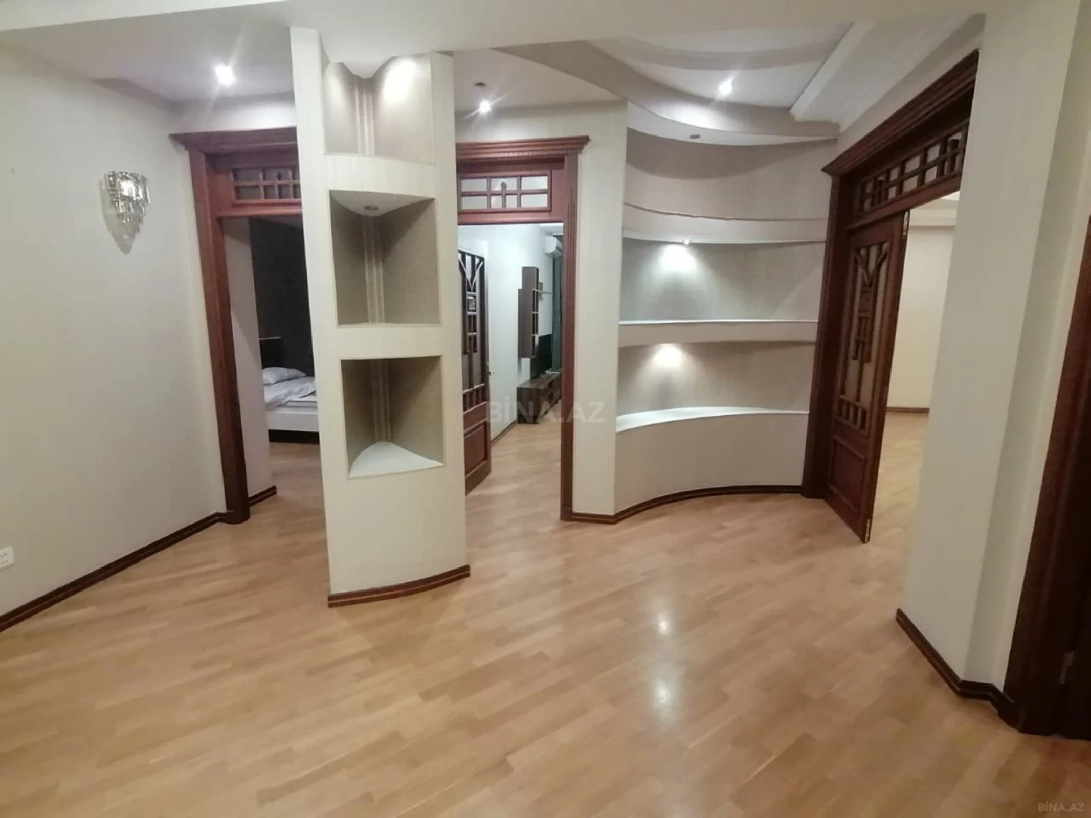 Satılır 3 otaqlı mənzil 142 m²