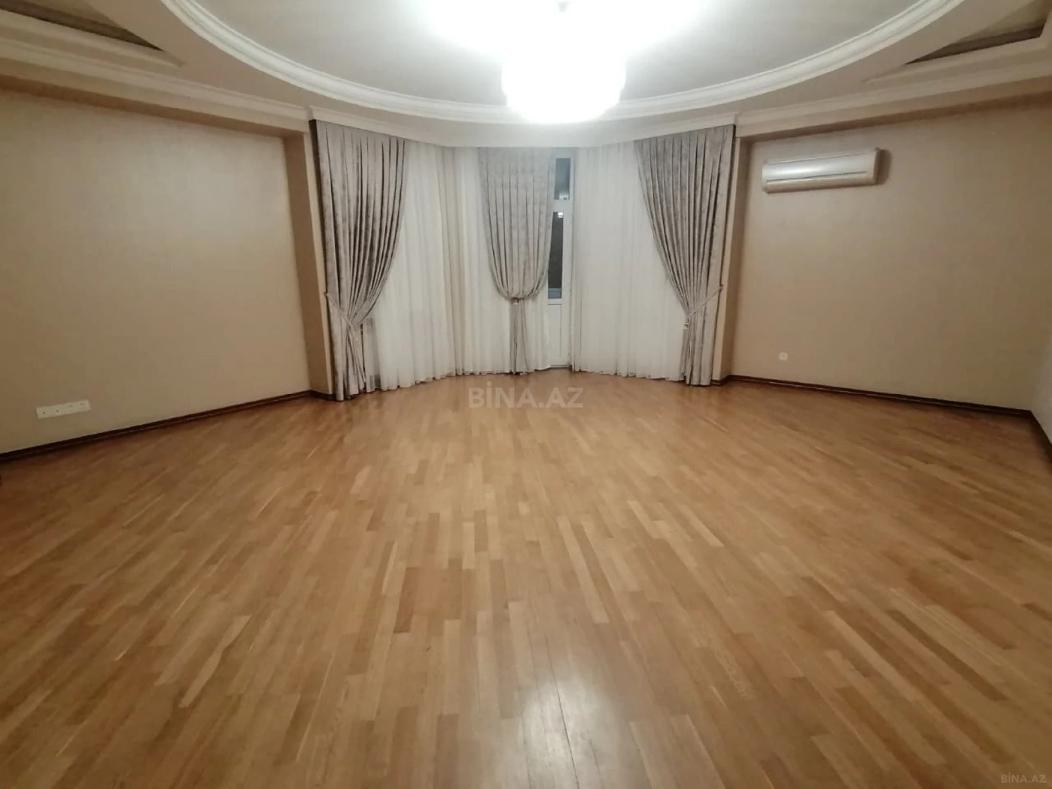 Satılır 3 otaqlı mənzil 142 m²