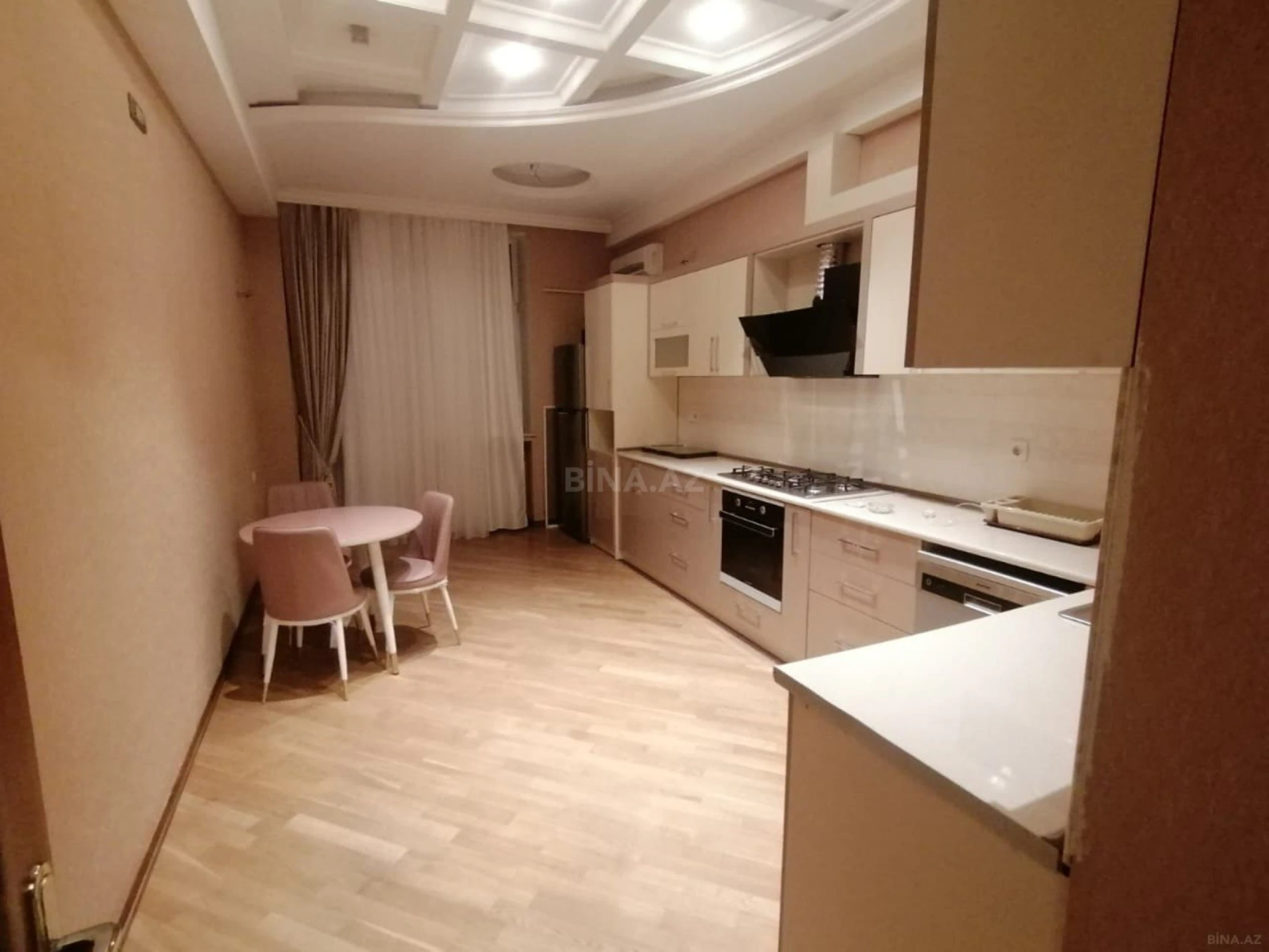 Satılır 3 otaqlı mənzil 142 m²