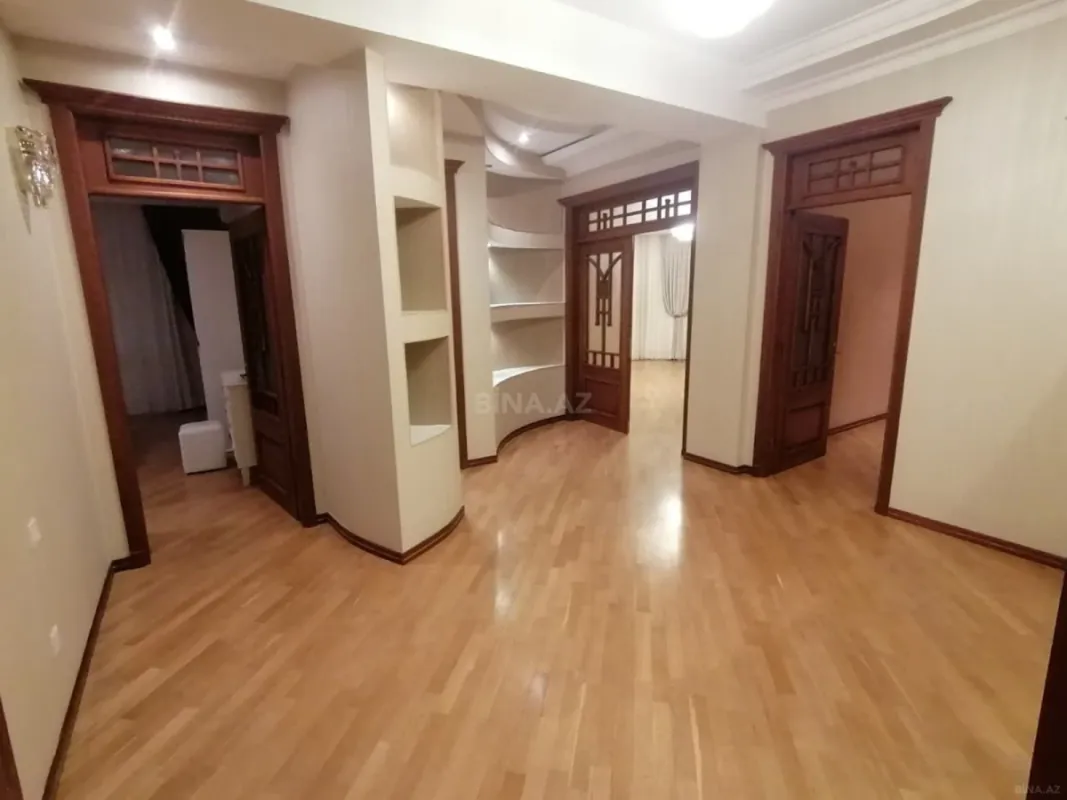 Satılır 3 otaqlı mənzil 142 m²