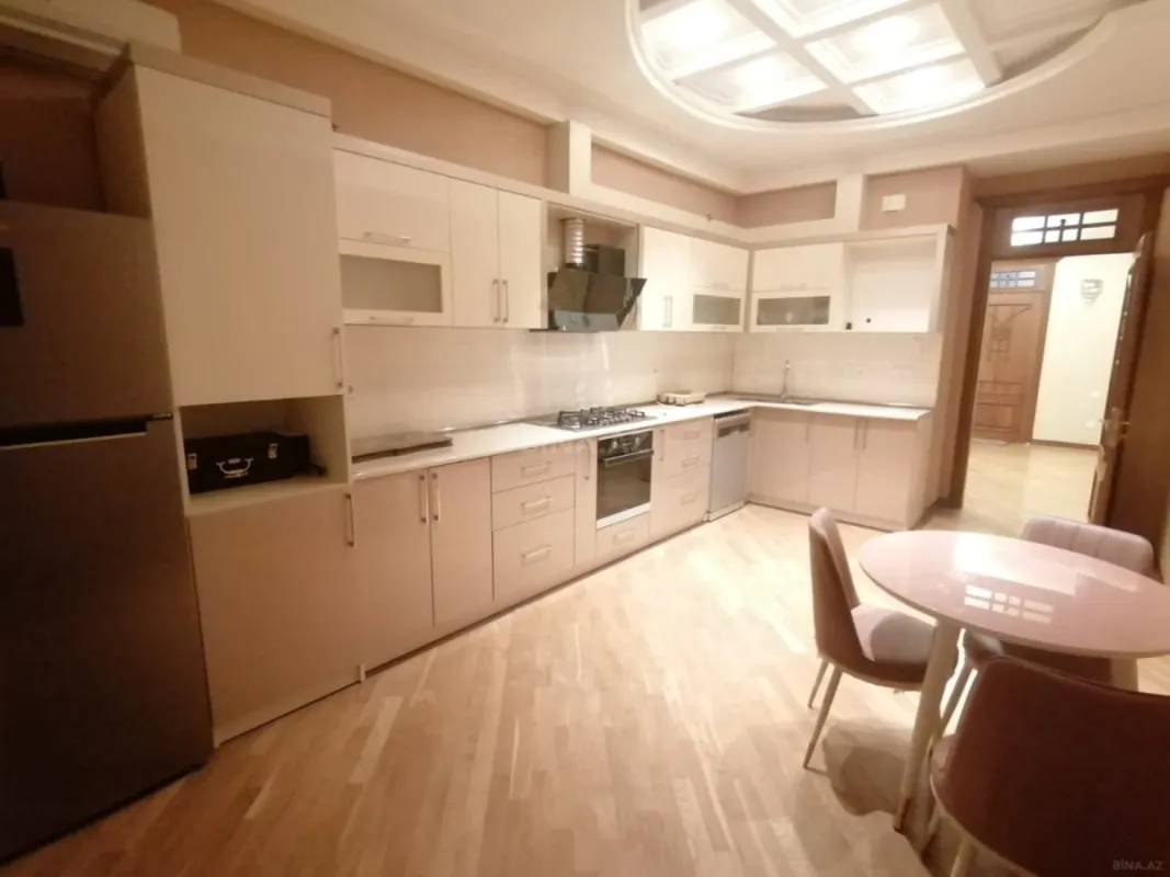 Satılır 3 otaqlı mənzil 142 m²