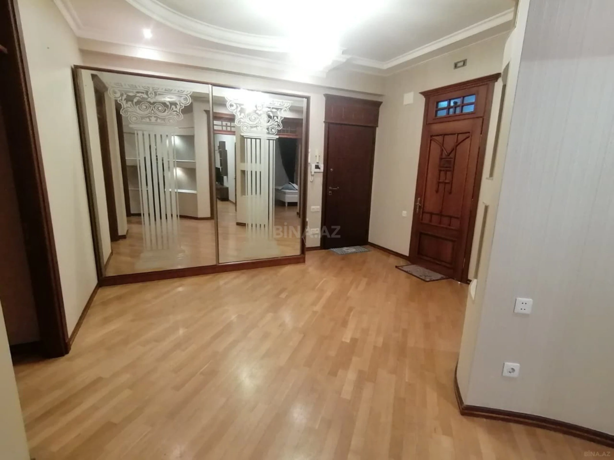 Satılır 3 otaqlı mənzil 142 m²