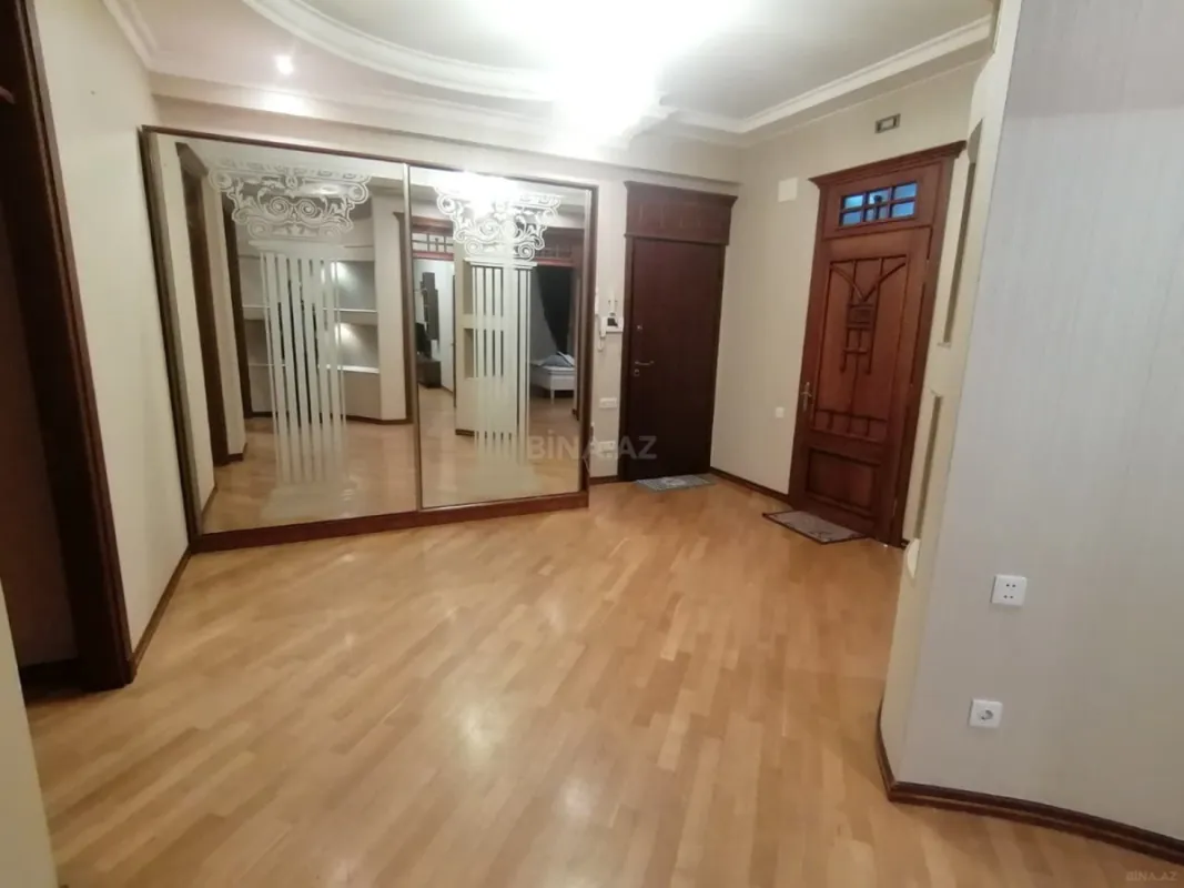 Satılır 3 otaqlı mənzil 142 m²