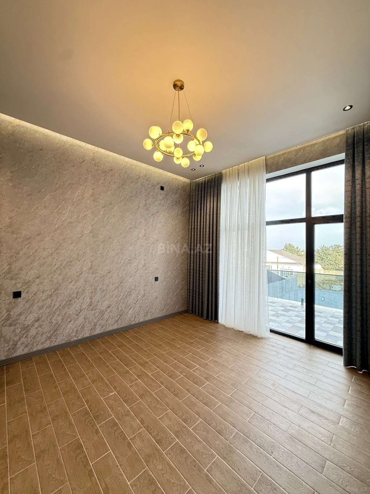 Satılır 5 otaqlı həyət evi 220 m²