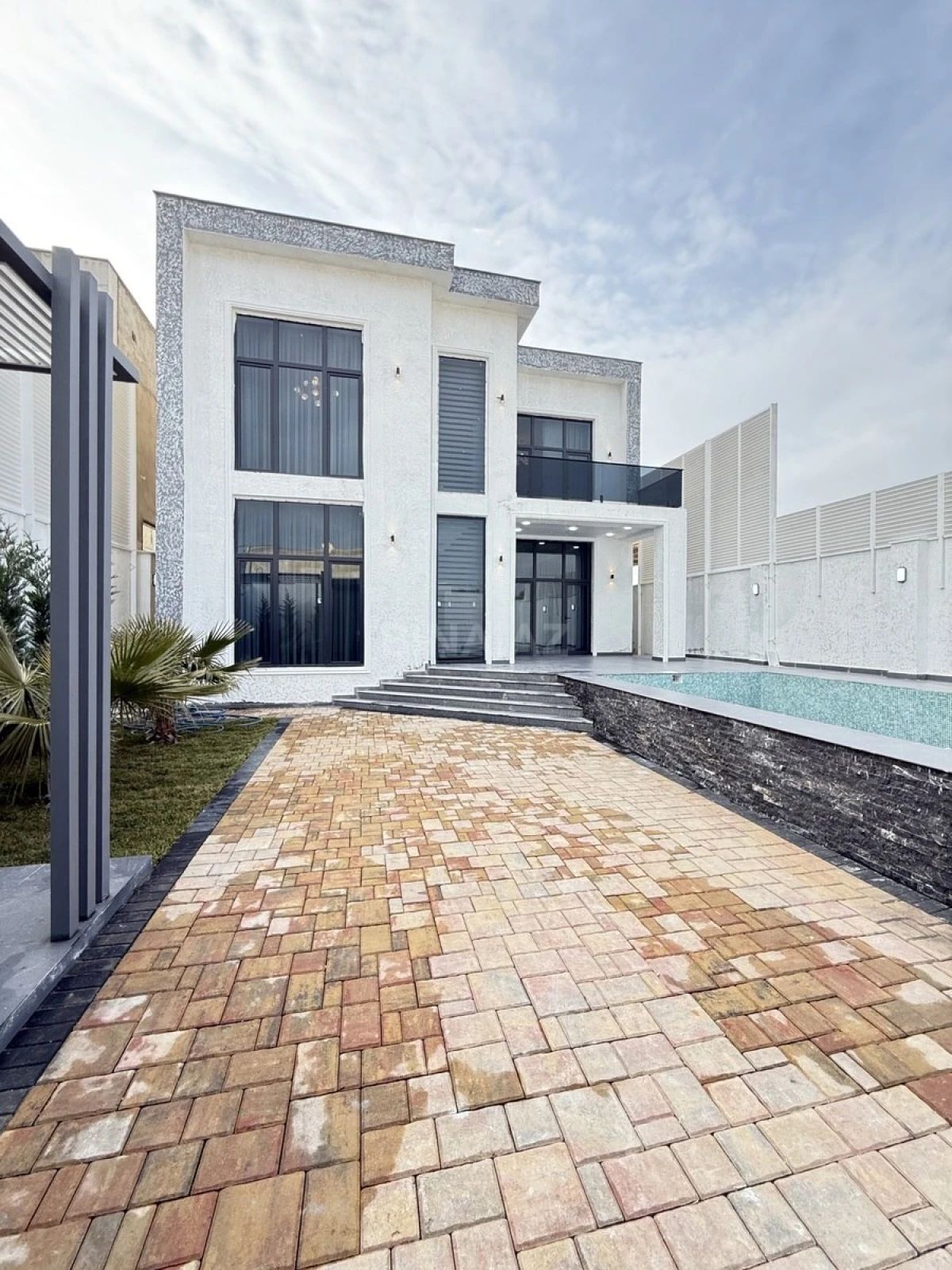 Satılır 5 otaqlı həyət evi 220 m²