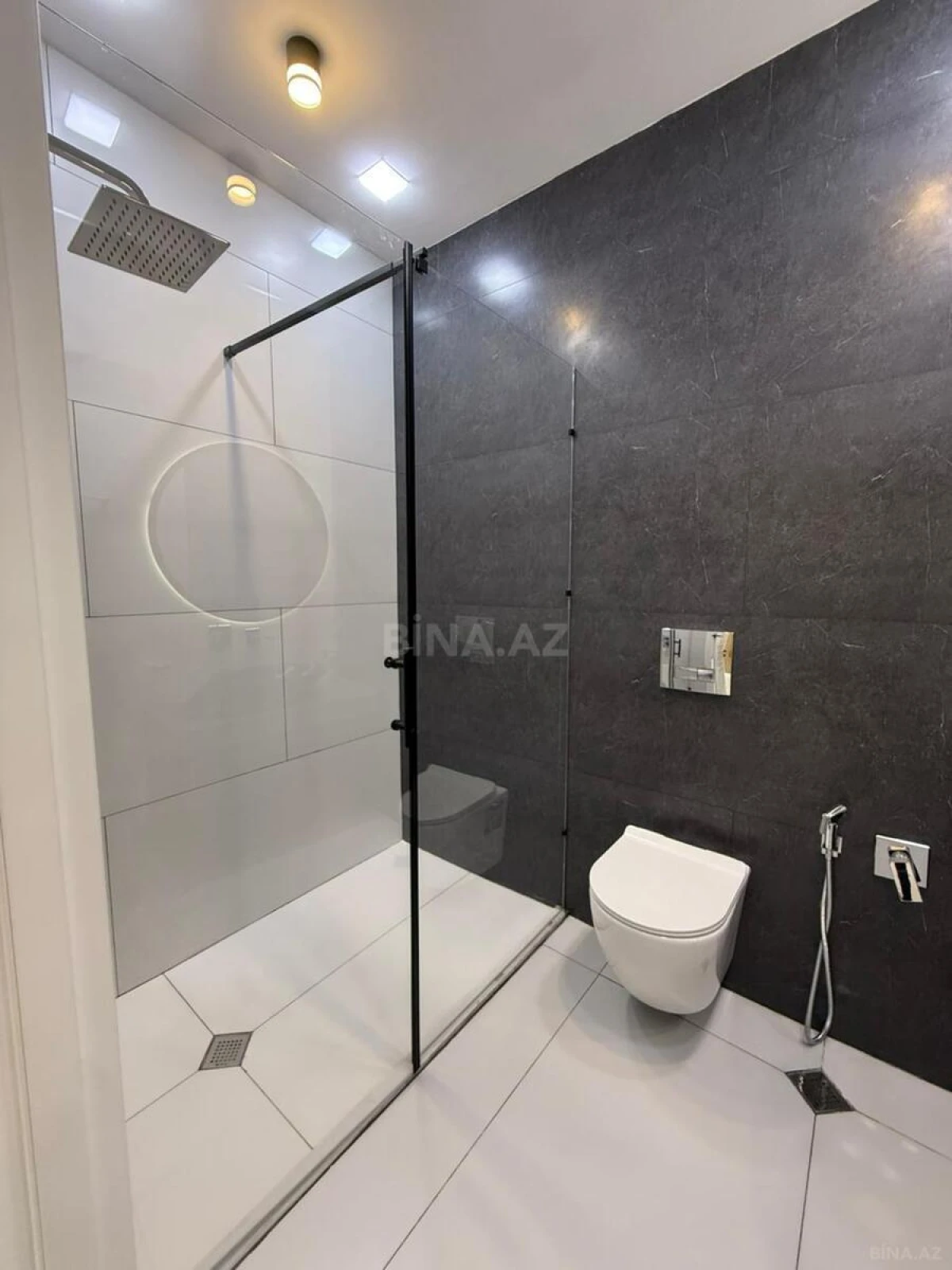 Satılır 3 otaqlı mənzil 121 m²