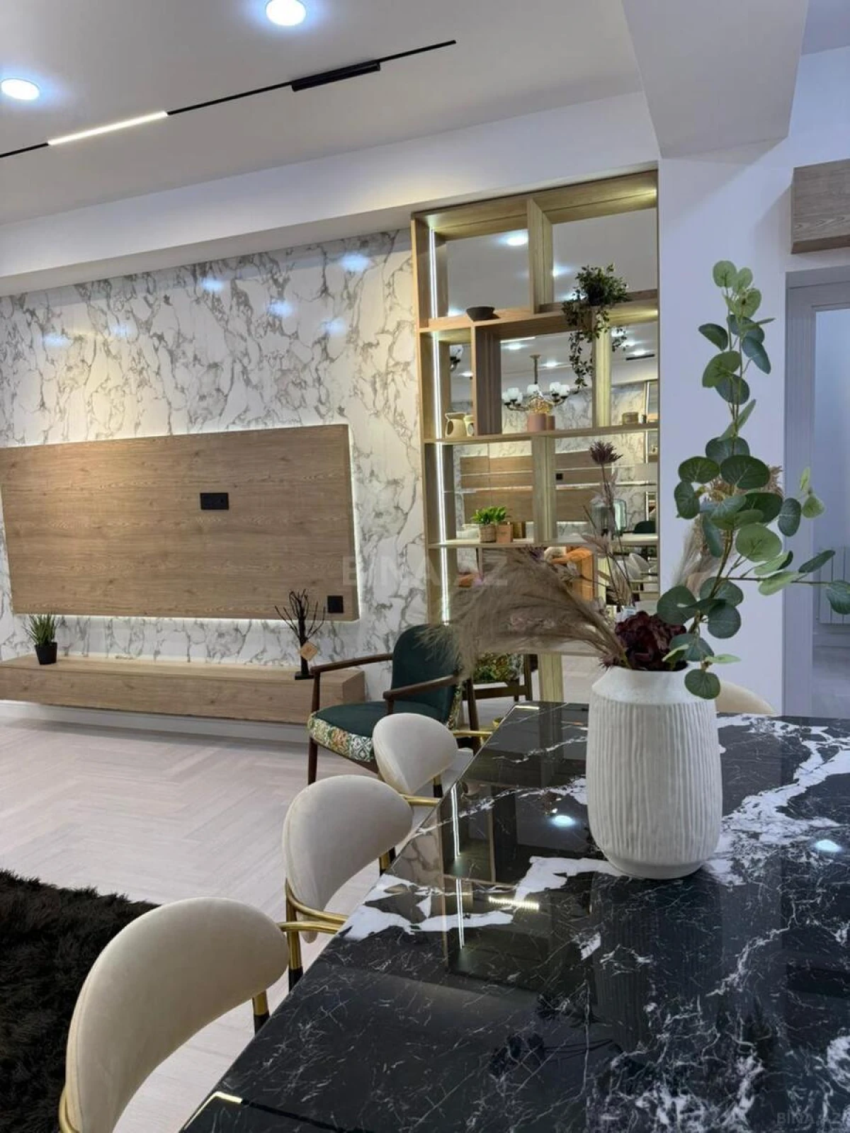 Satılır 3 otaqlı mənzil 121 m²