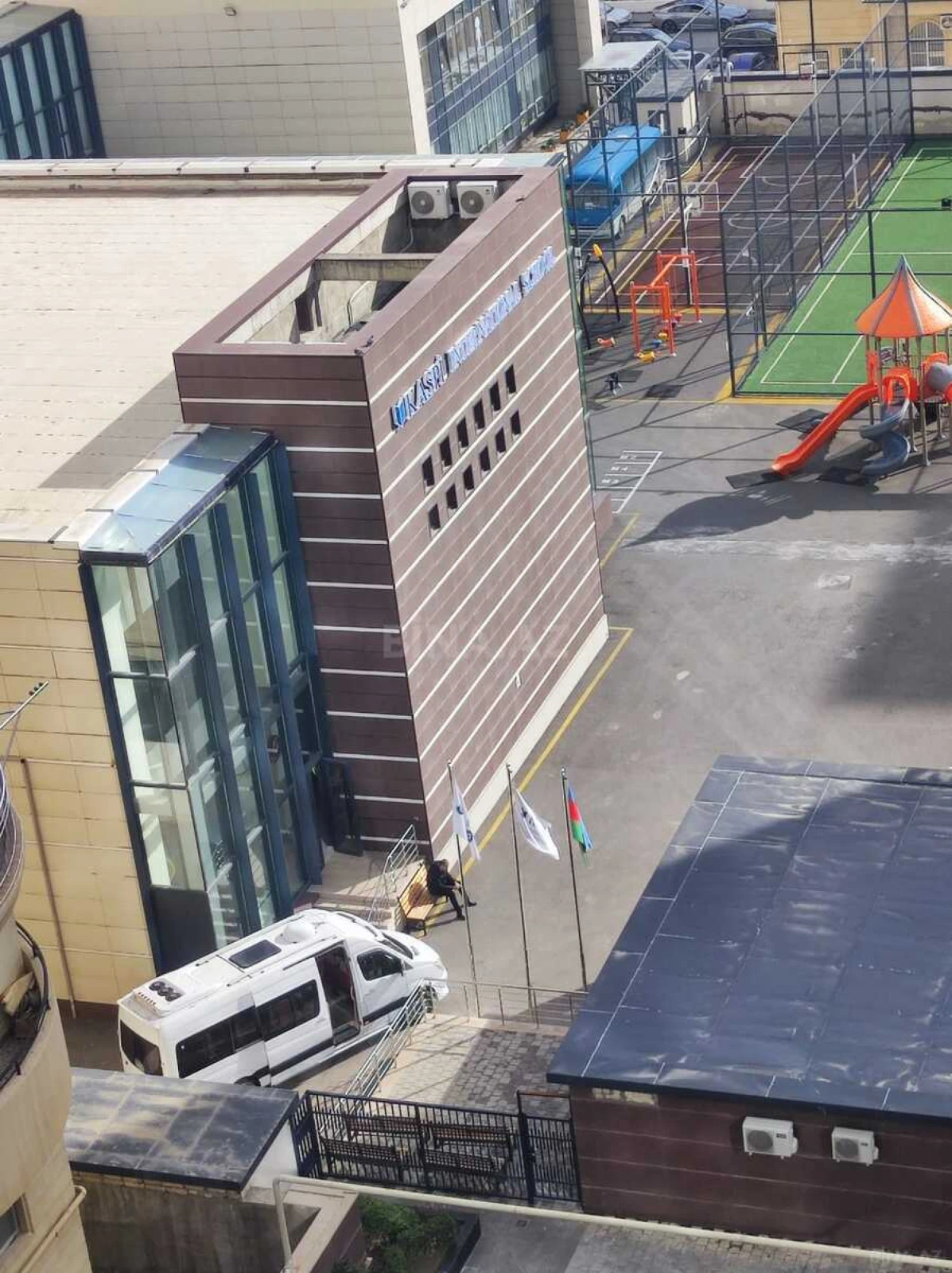 Satılır 2 otaqlı mənzil 93.3 m²