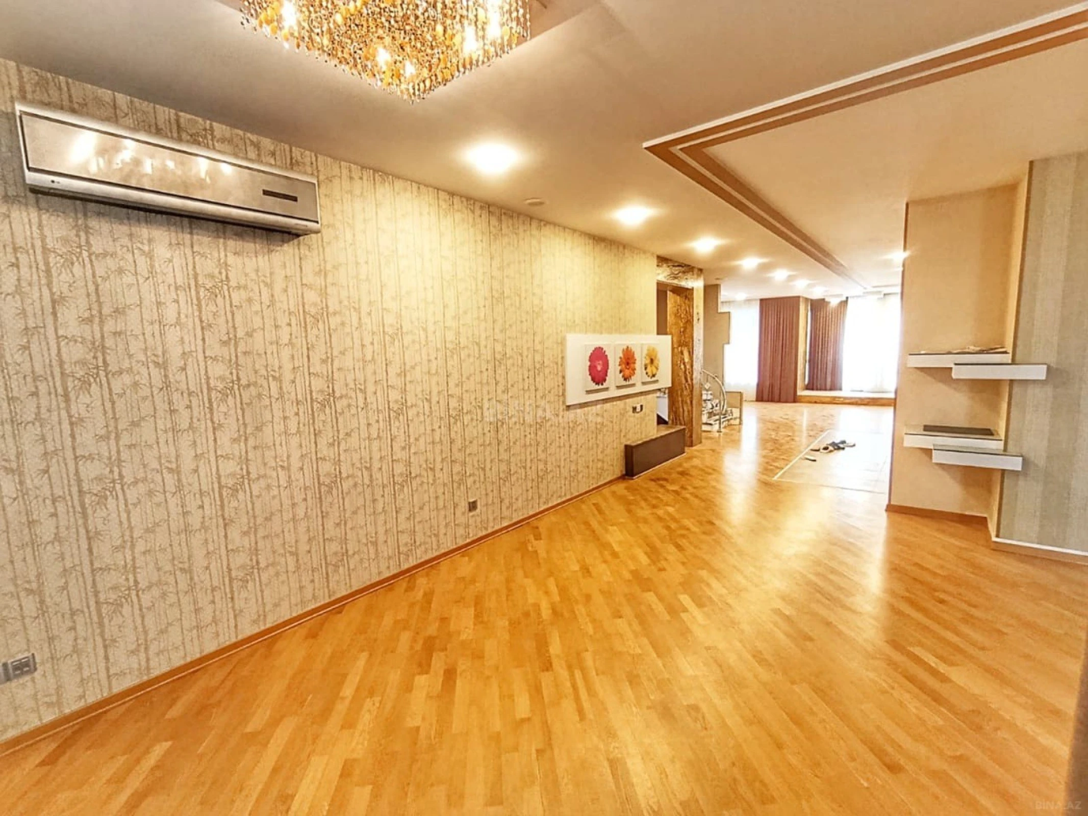 Satılır 5 otaqlı mənzil 267 m²