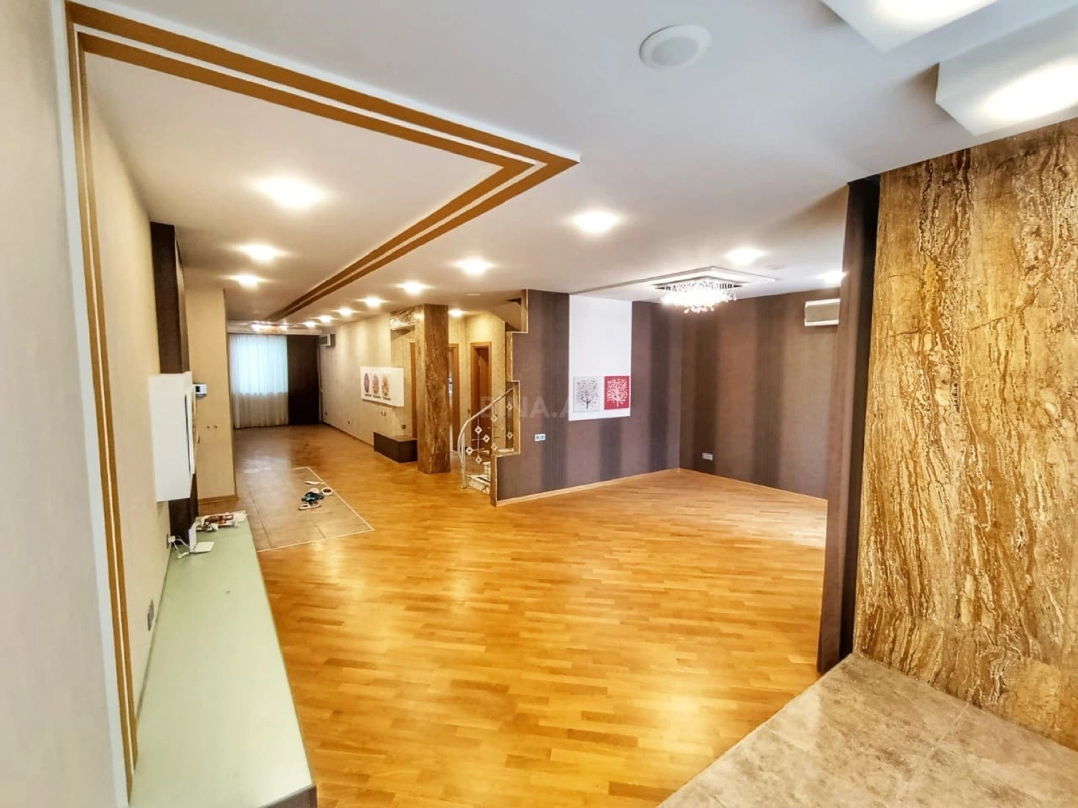 Satılır 5 otaqlı mənzil 267 m²