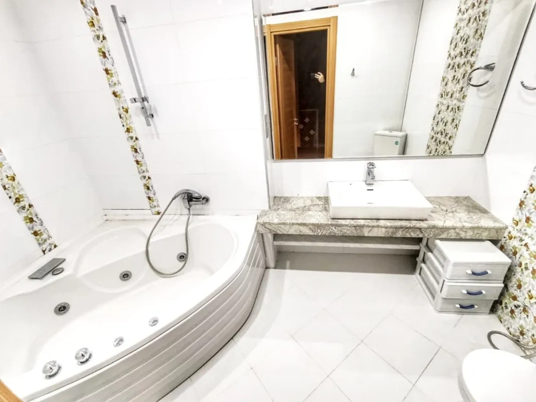 Satılır 5 otaqlı mənzil 267 m²