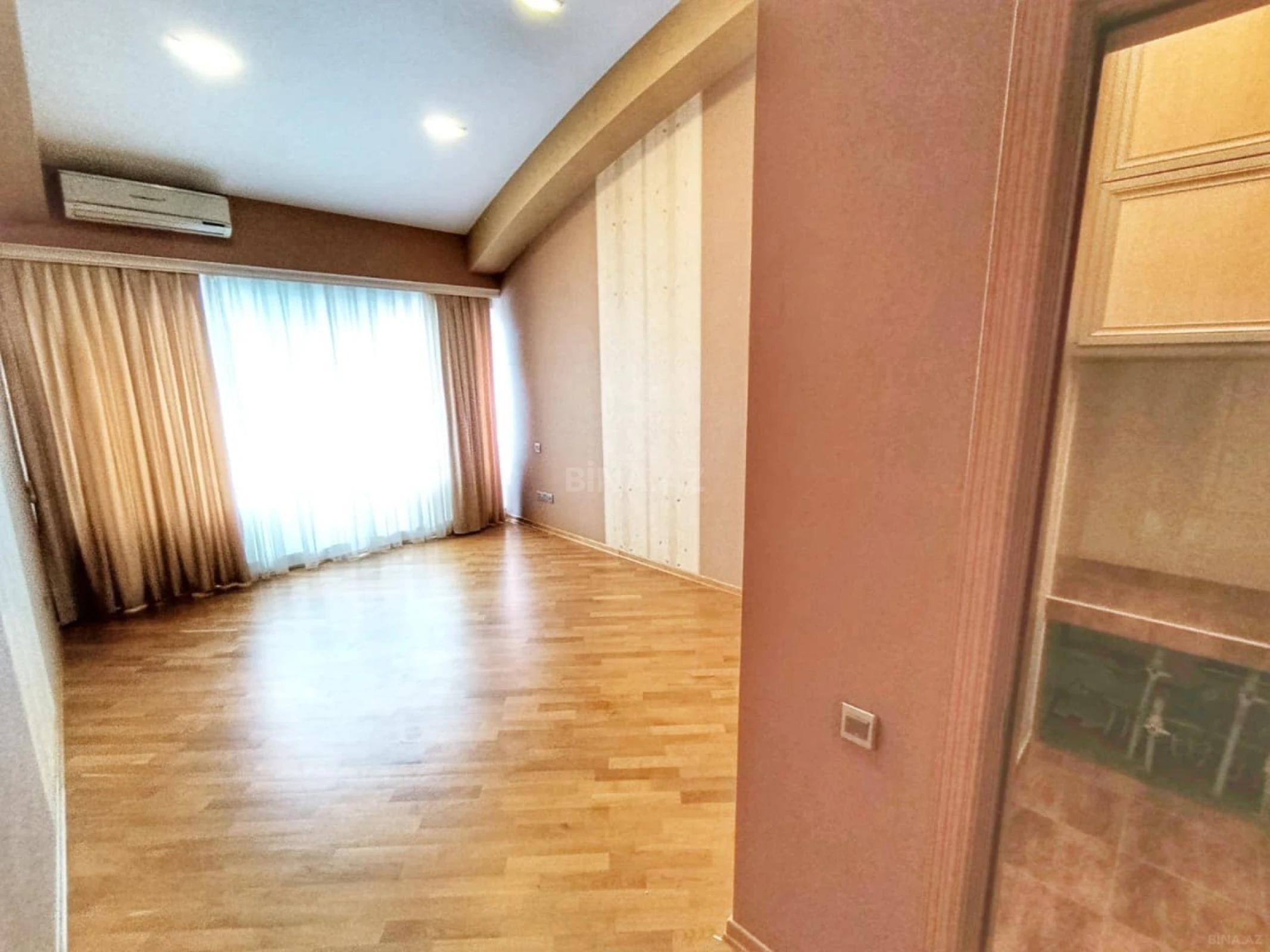 Satılır 5 otaqlı mənzil 267 m²