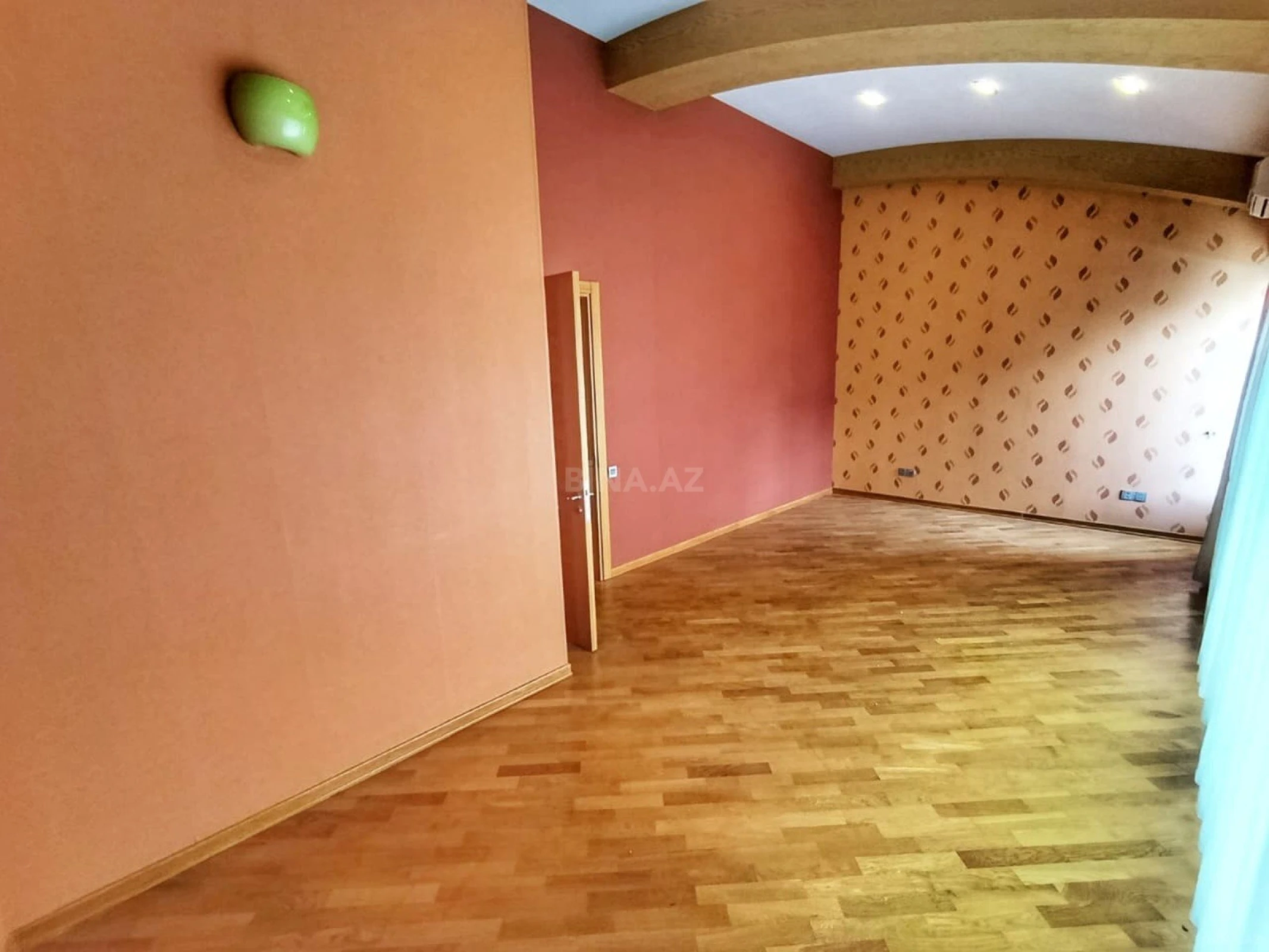 Satılır 5 otaqlı mənzil 267 m²