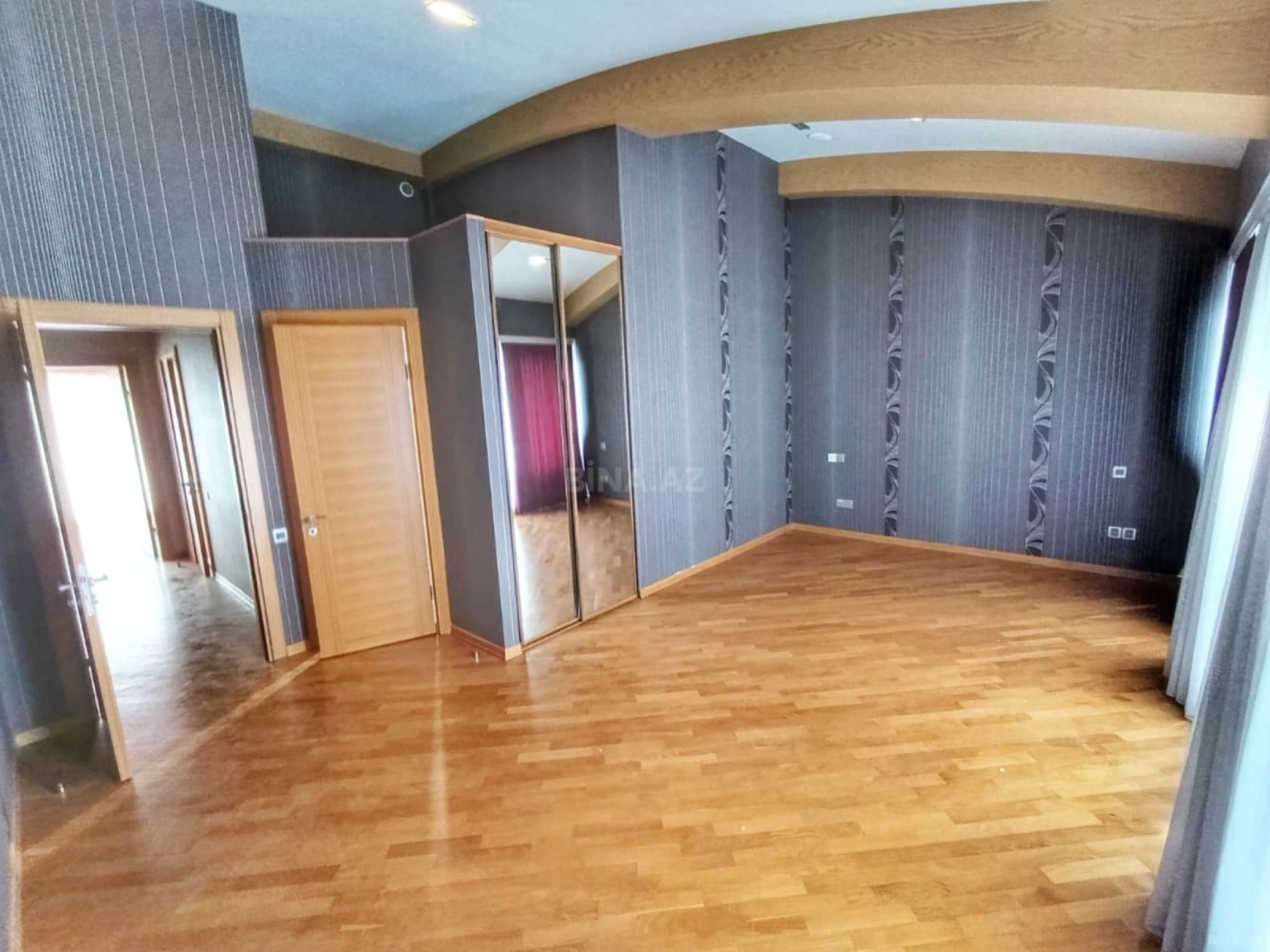 Satılır 5 otaqlı mənzil 267 m²