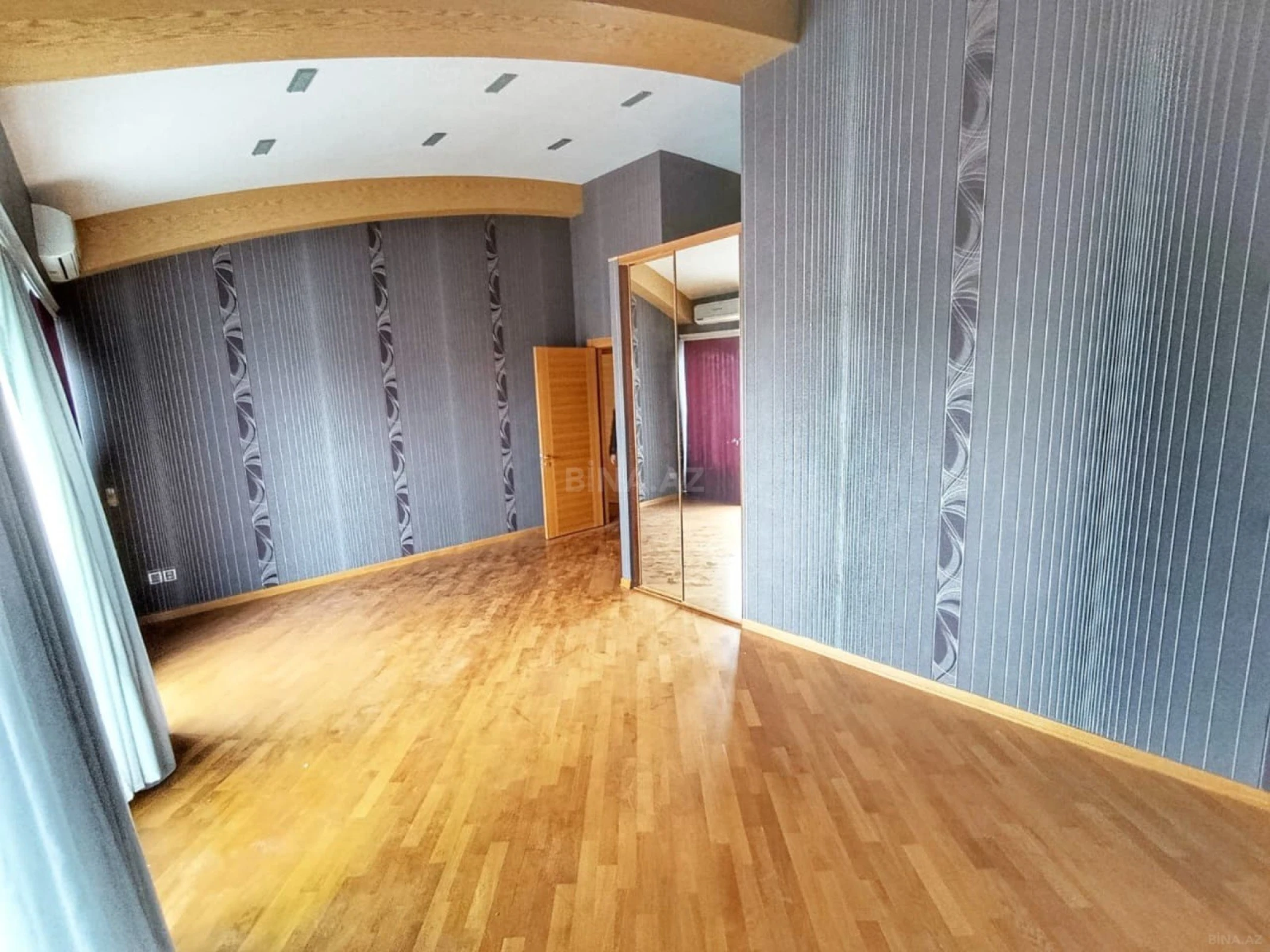 Satılır 5 otaqlı mənzil 267 m²