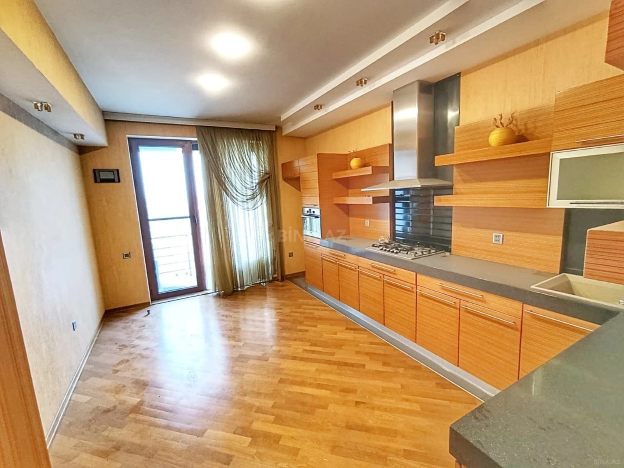 Satılır 5 otaqlı mənzil 267 m²