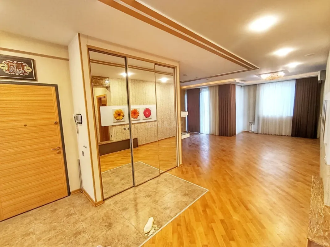 Satılır 5 otaqlı mənzil 267 m²