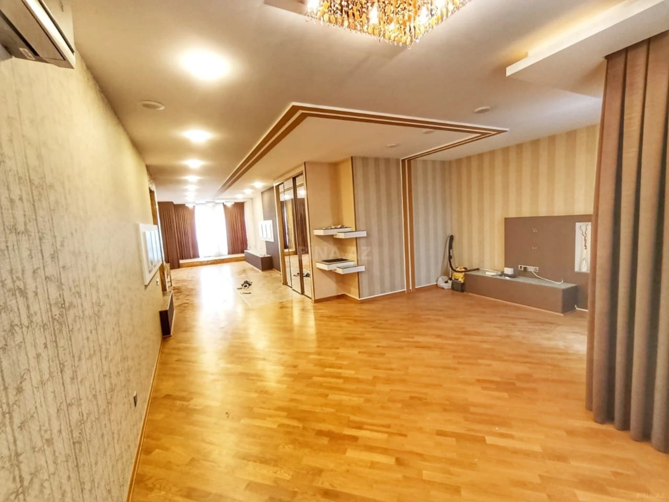 Satılır 5 otaqlı mənzil 267 m²