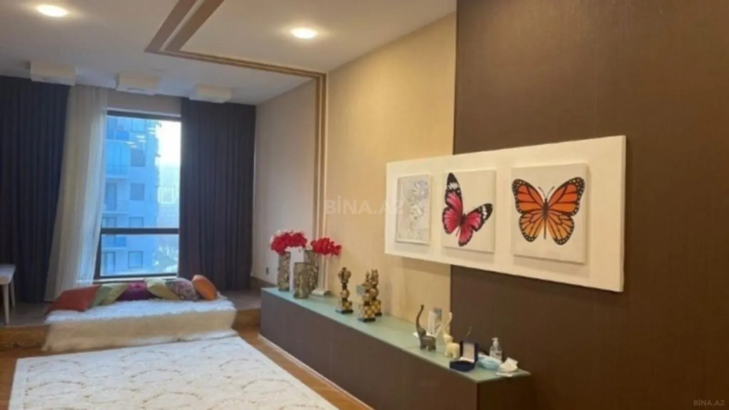 Satılır 5 otaqlı mənzil 267 m²