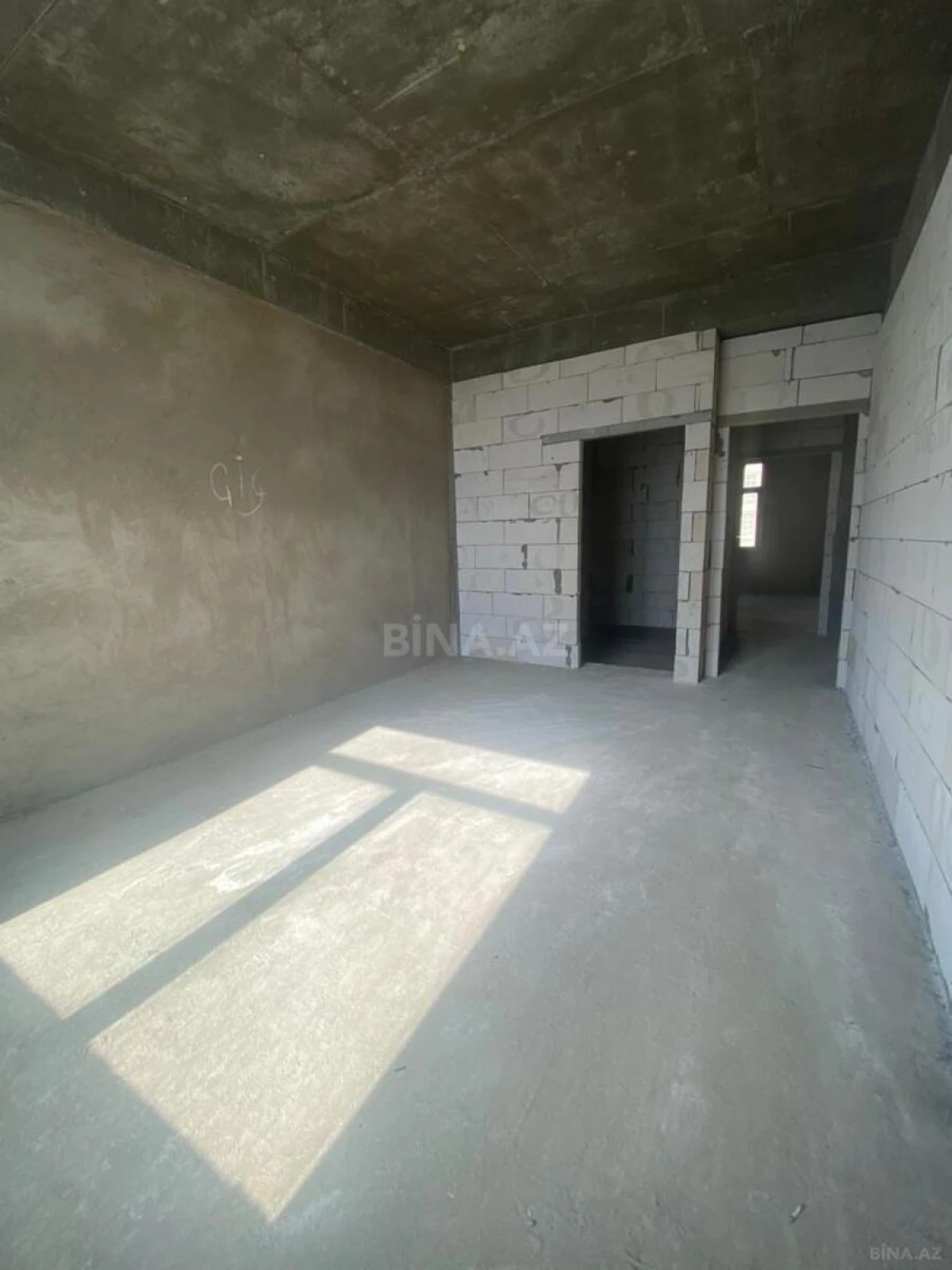 Satılır 4 otaqlı mənzil 215 m²