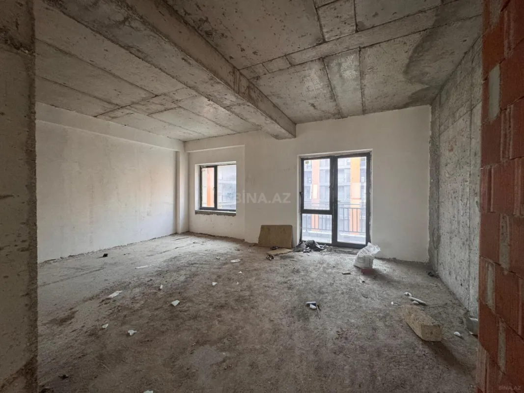 Satılır 5 otaqlı mənzil 240 m²