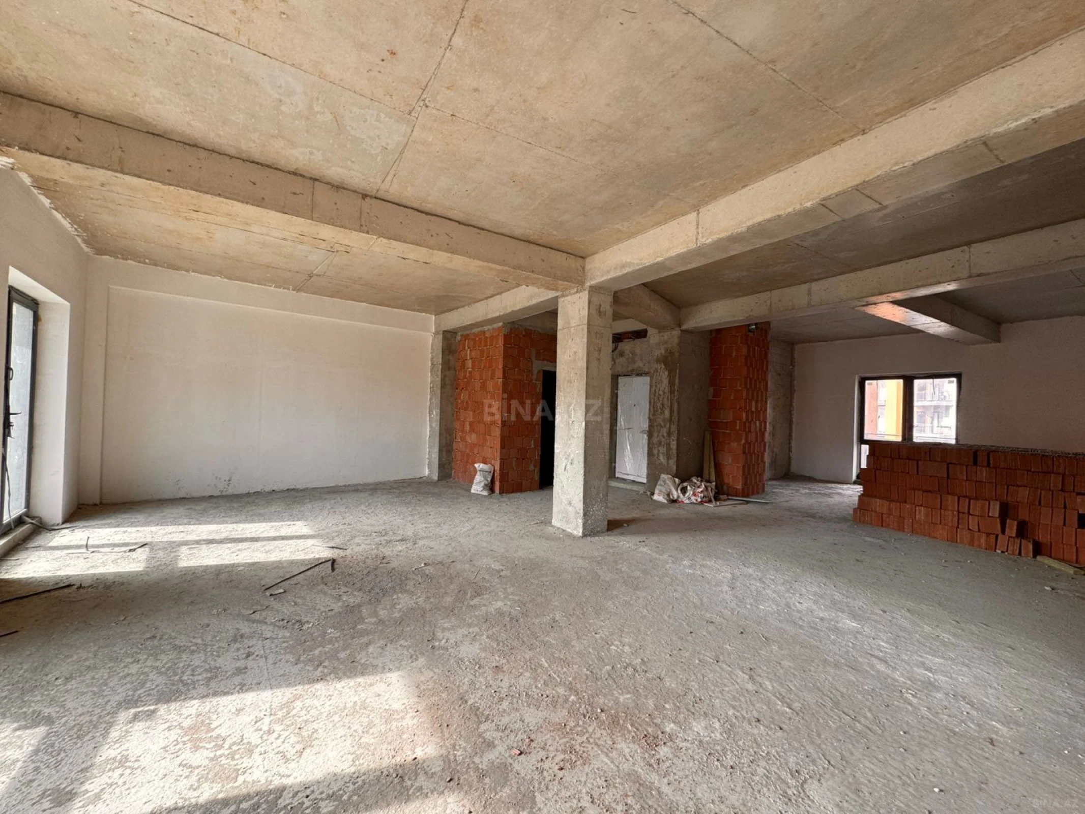 Satılır 5 otaqlı mənzil 240 m²