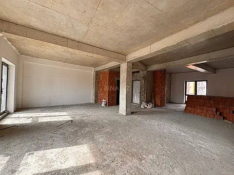 Satılır 5 otaqlı mənzil 240 m²