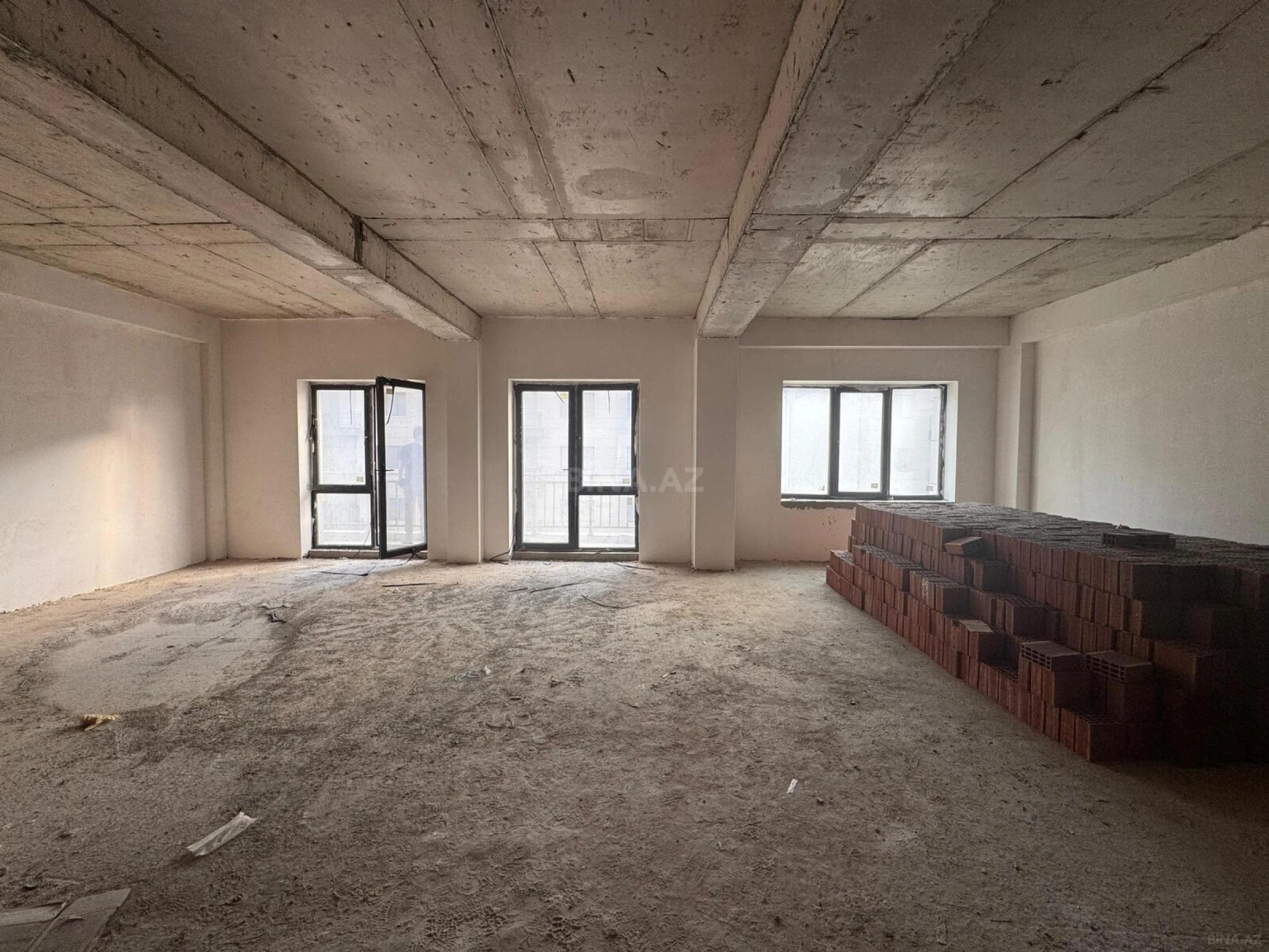 Satılır 5 otaqlı mənzil 240 m²